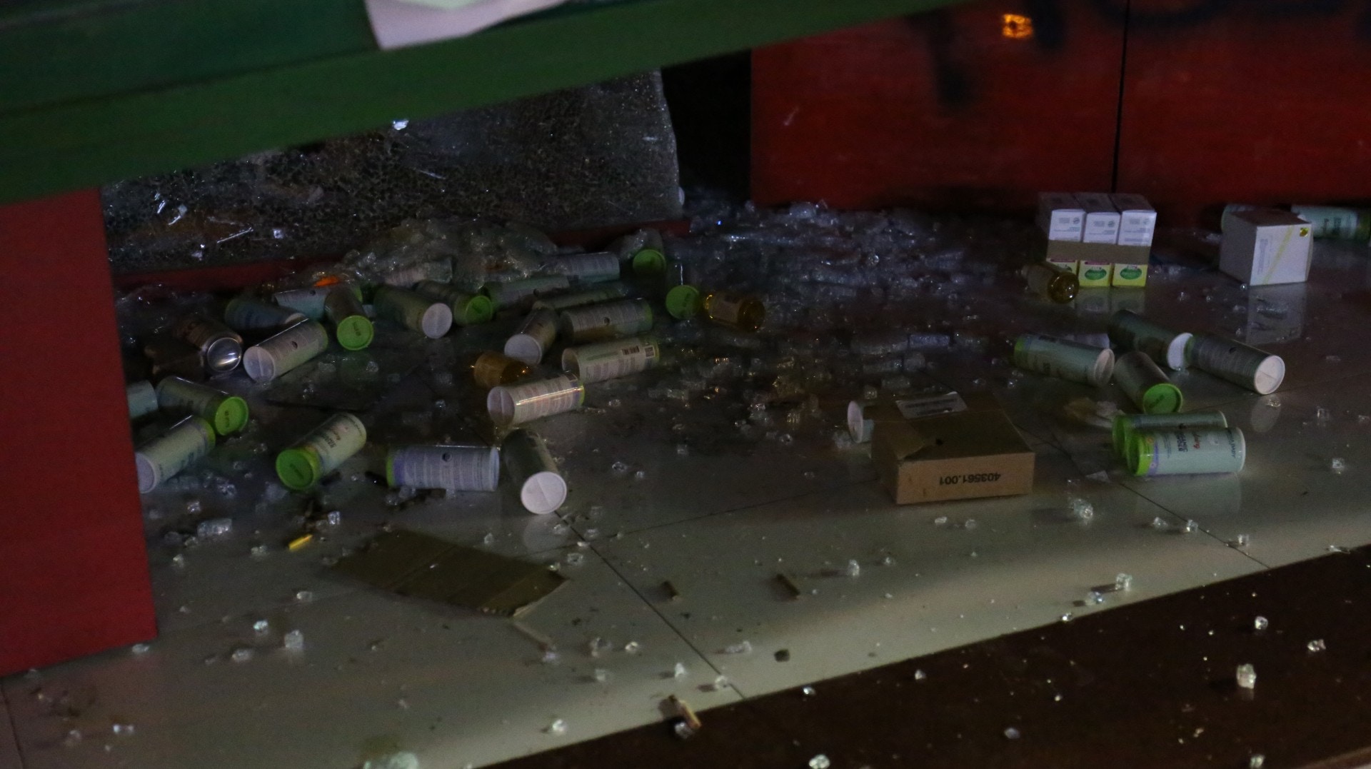 上水多間商舖被破壞。(陳浩然攝)