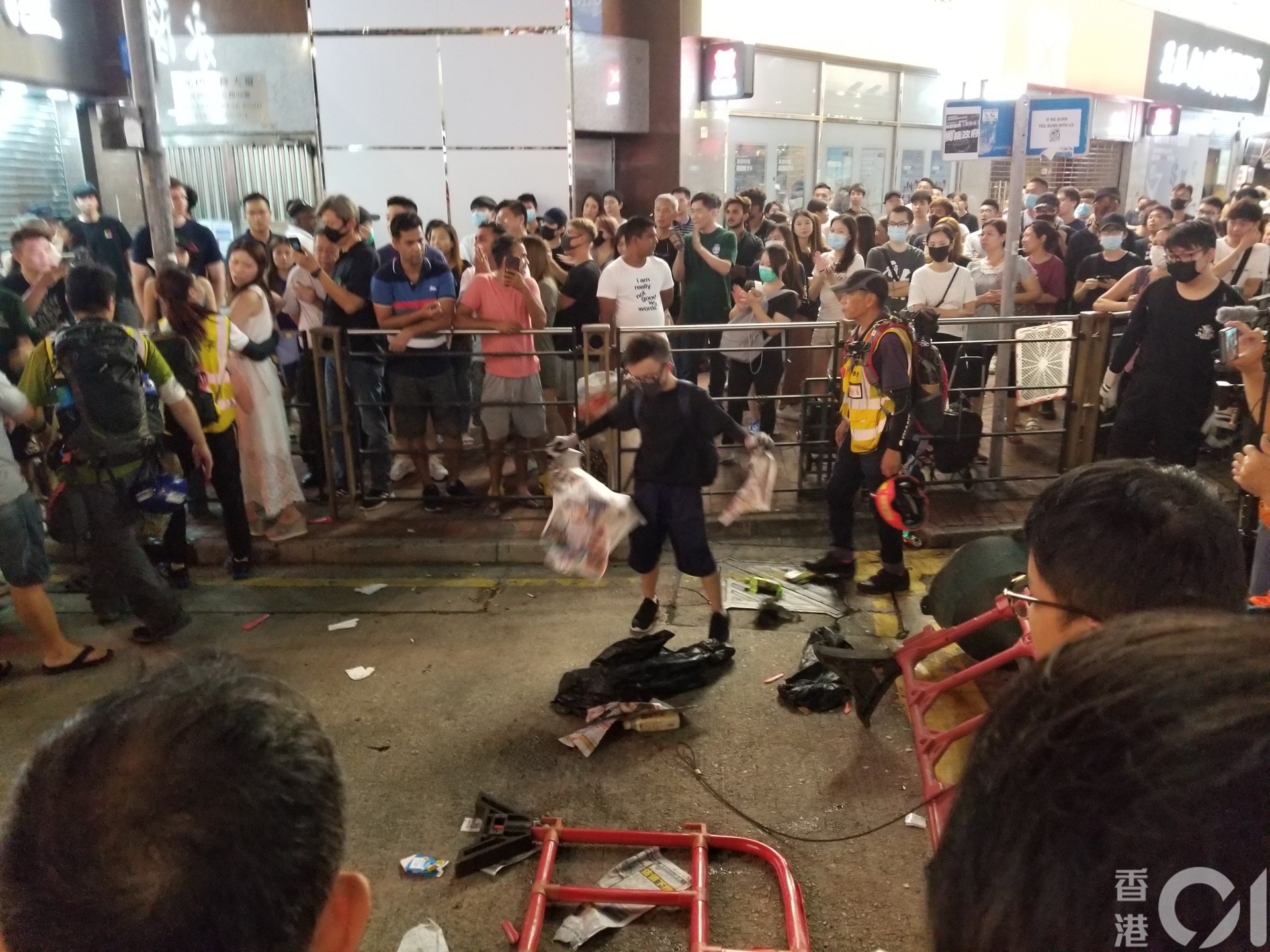 元朗大馬路再有堵路。(王譯揚攝)