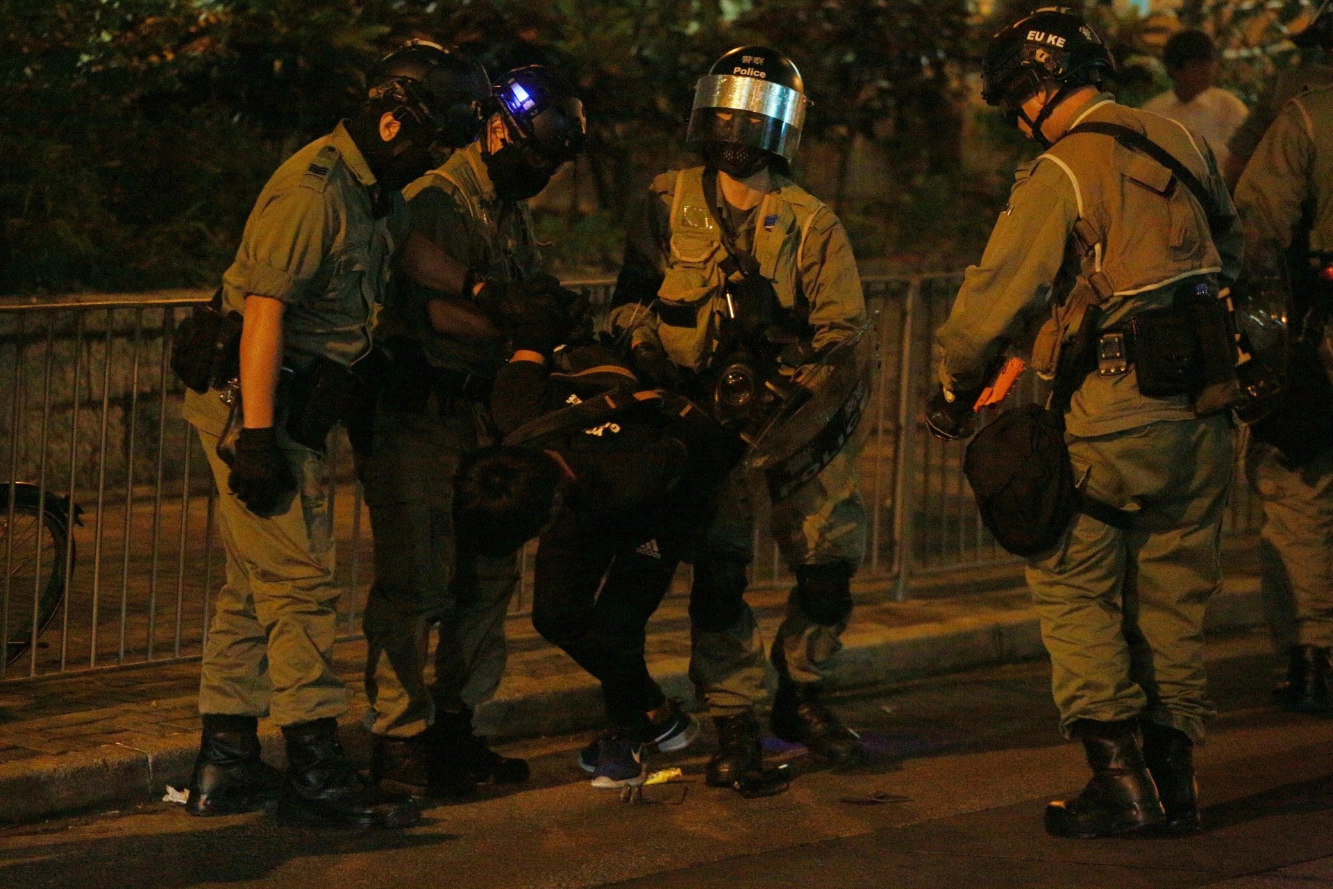 防暴警在樂富拉人。(羅國輝攝) 防暴警在樂富拉人。(羅國輝攝)