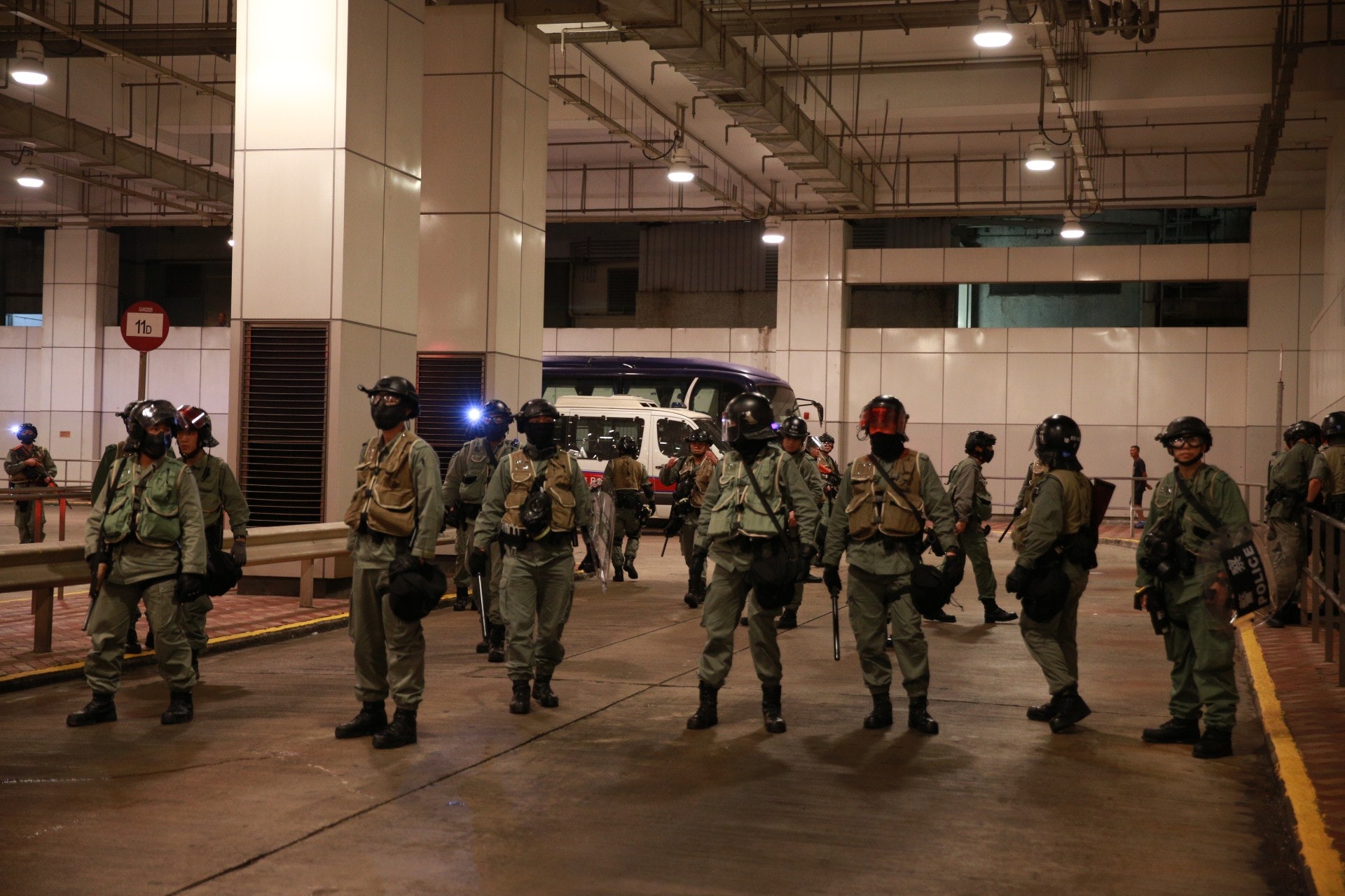 防暴警在樂富拉人。(羅國輝攝) 防暴警在樂富拉人。(羅國輝攝)