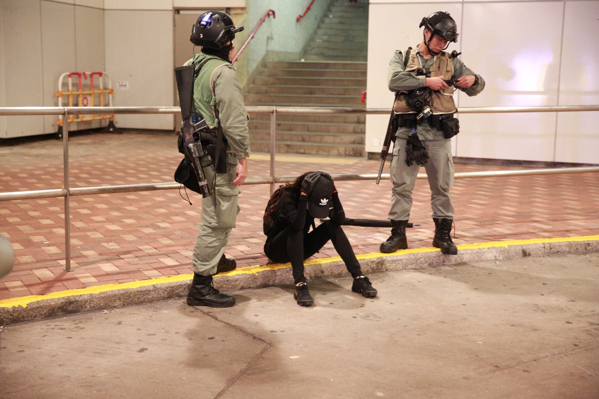 防暴警在樂富拉人。(羅國輝攝) 防暴警在樂富拉人。(羅國輝攝)