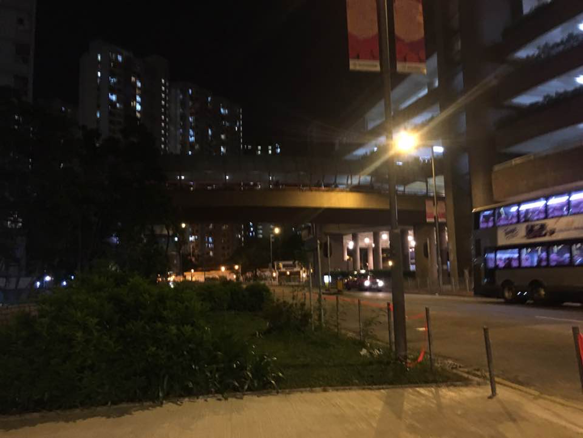 東頭村道與沙田坳道交界十字路口有約30名防暴在場戒備。(黃文軒攝) 東頭村道與沙田坳道交界十字路口有約30名防暴在場戒備。(黃文軒攝)