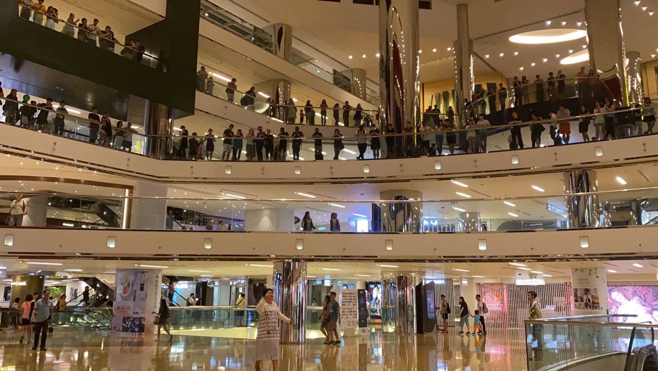 太古城中心有示威者唱歌。(李智智攝)