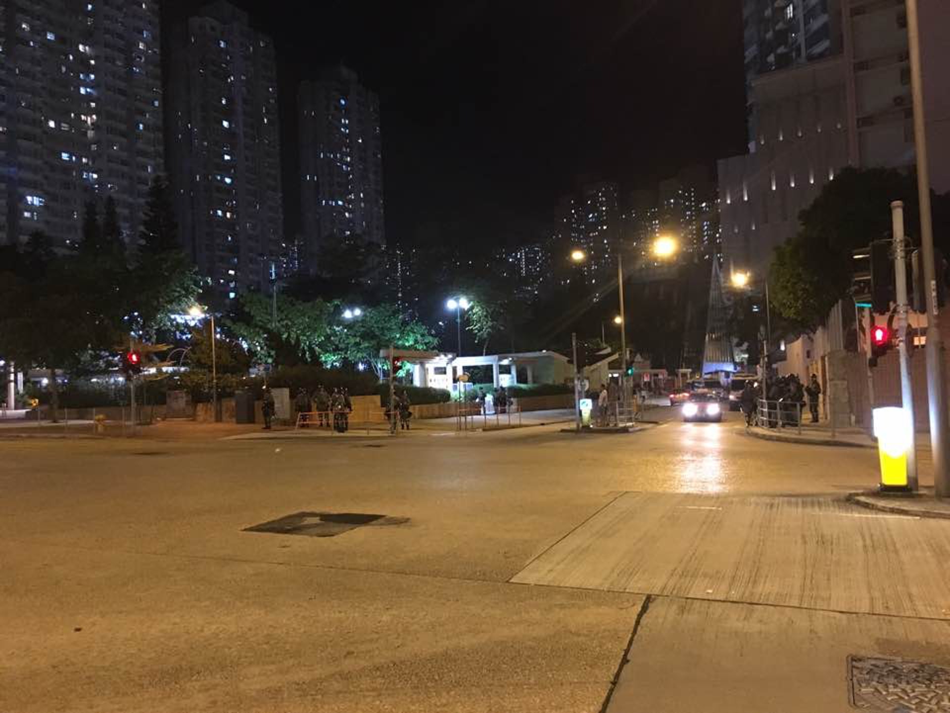 東頭村道與沙田坳道交界十字路口有約30名防暴在場戒備。(黃文軒攝) 東頭村道與沙田坳道交界十字路口有約30名防暴在場戒備。(黃文軒攝)