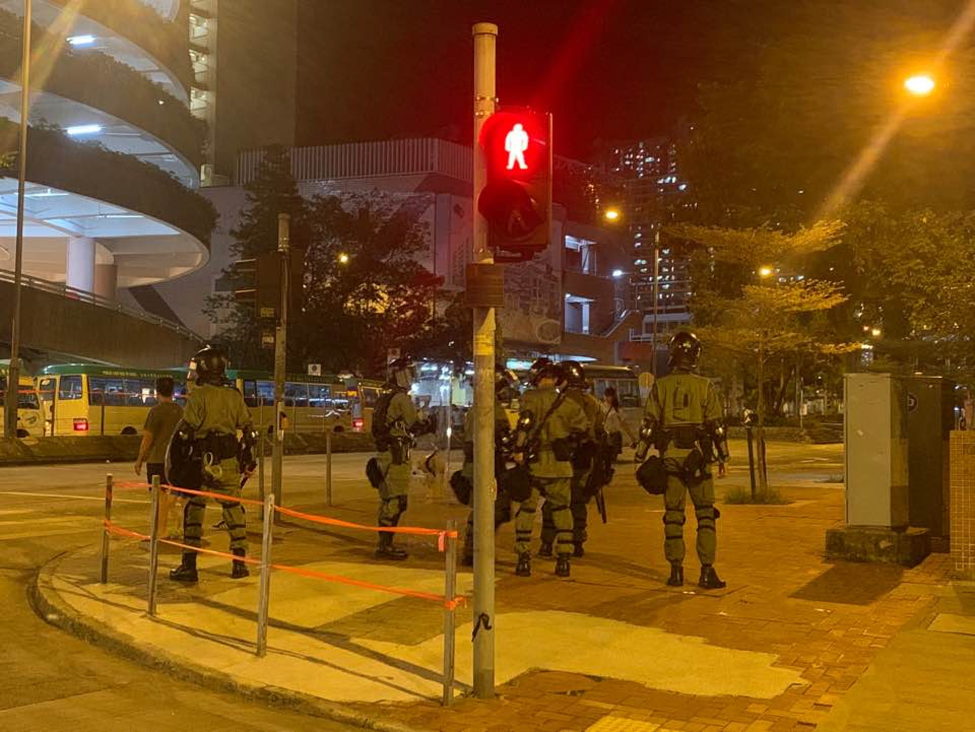 逾十名防暴警察在黃大仙紀律部隊宿舍外戒備。(黃桂桂攝) 逾十名防暴警察在黃大仙紀律部隊宿舍外戒備。(黃桂桂攝)