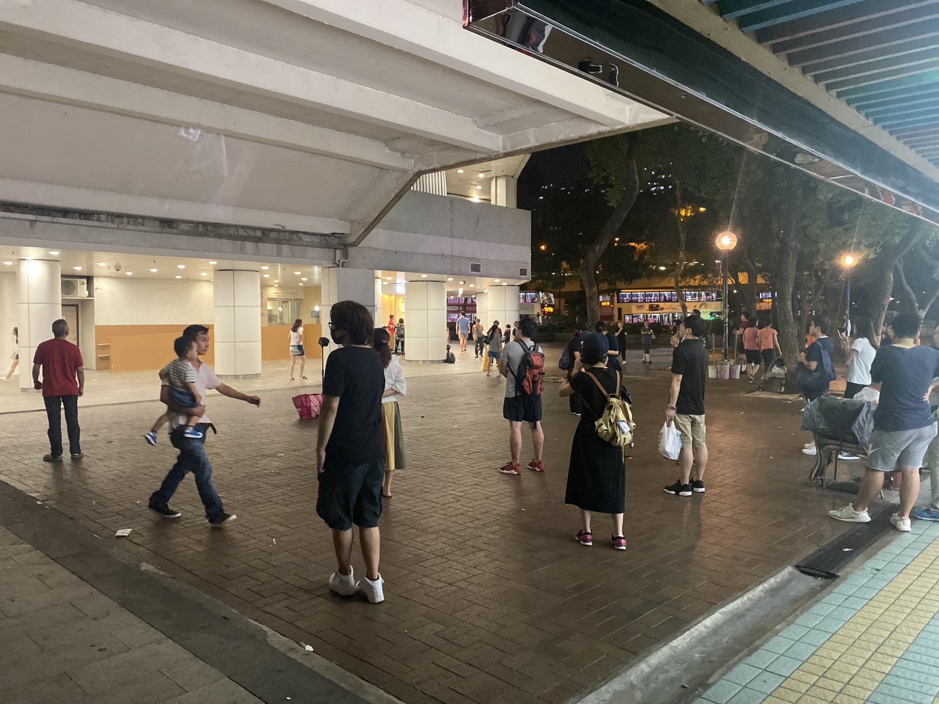 大埔廣場戶外有放映會。(陳浩然攝)