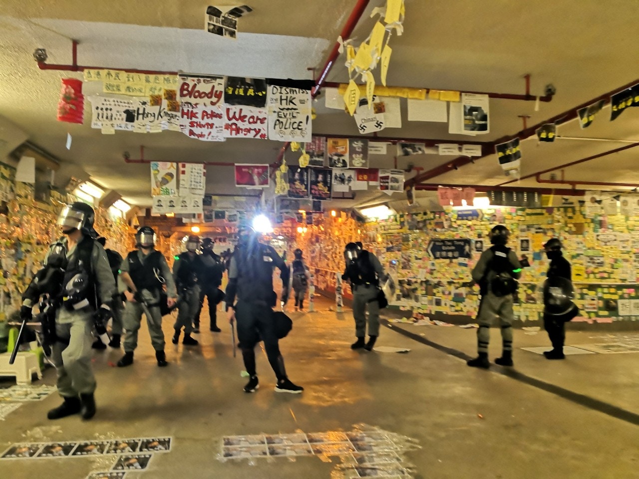 大埔連儂隧道有防暴警。(呂諾君攝)