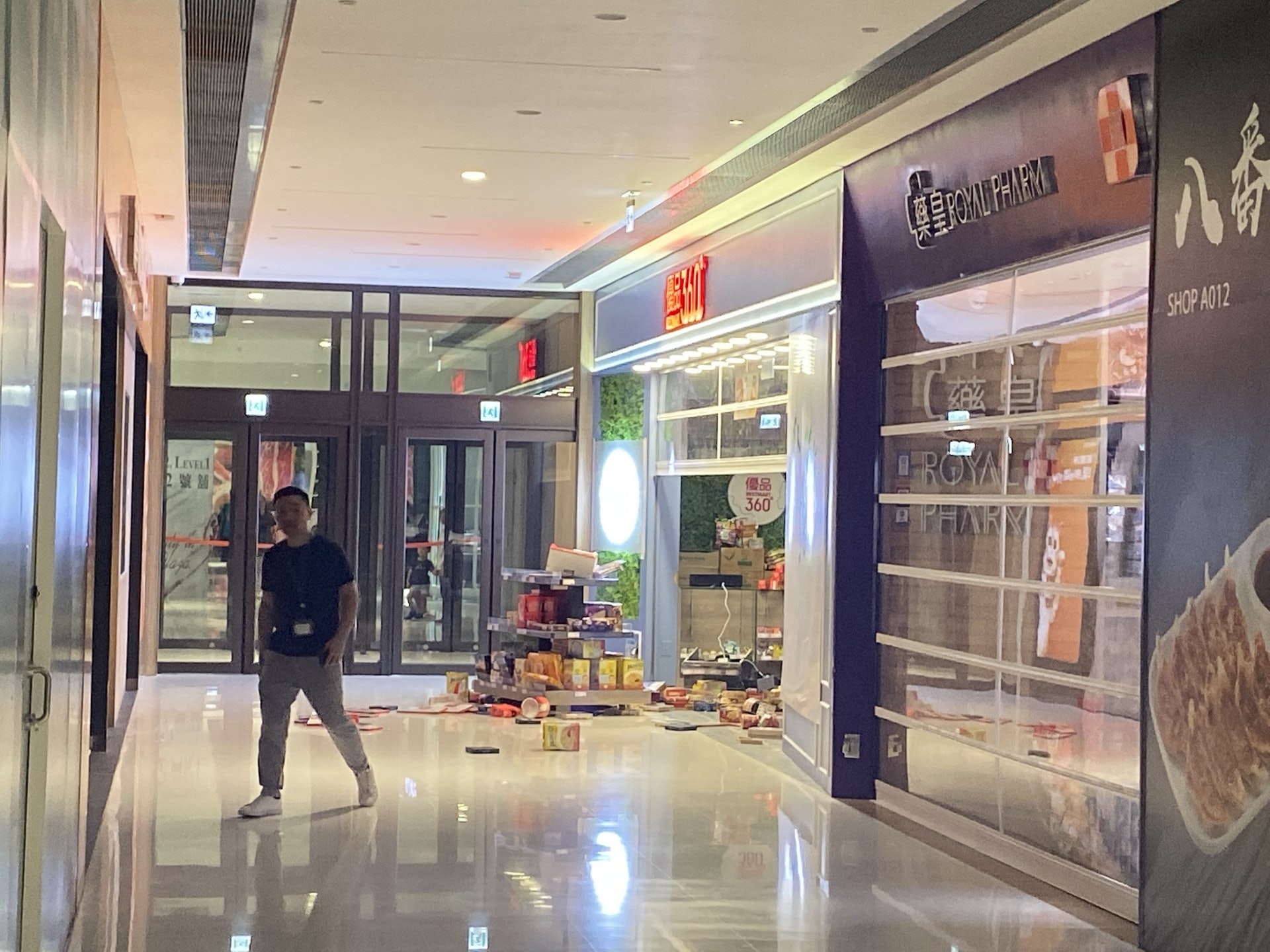 大埔新達廣場內優品360被破壞。(陳浩然攝) 大埔新達廣場內優品360被破壞。(陳浩然攝)