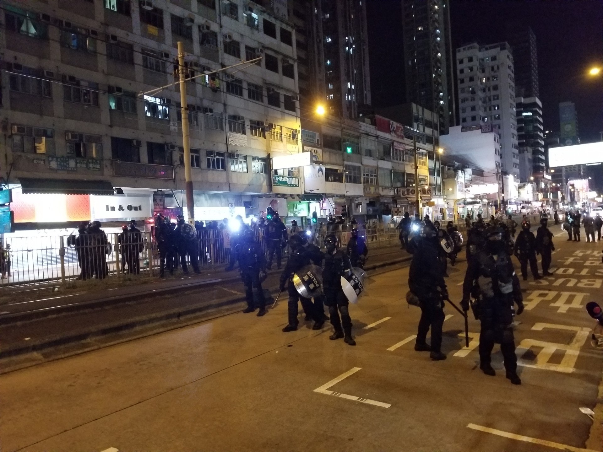 元朗防暴警推進。(王譯揚攝) 元朗防暴警推進。(王譯揚攝)