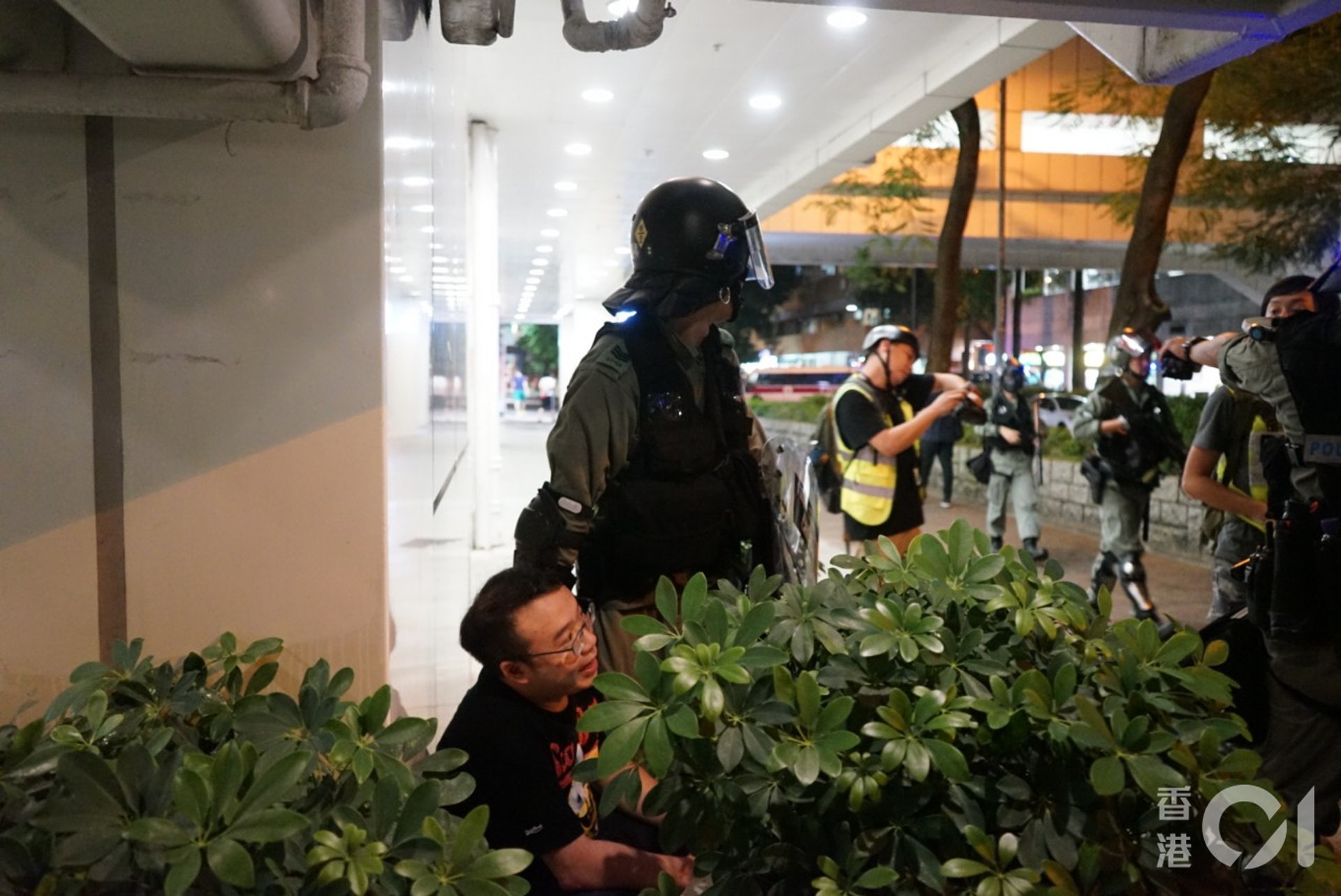 大埔防暴制服三人。(陳浩然攝) 大埔防暴制服三人。(陳浩然攝)