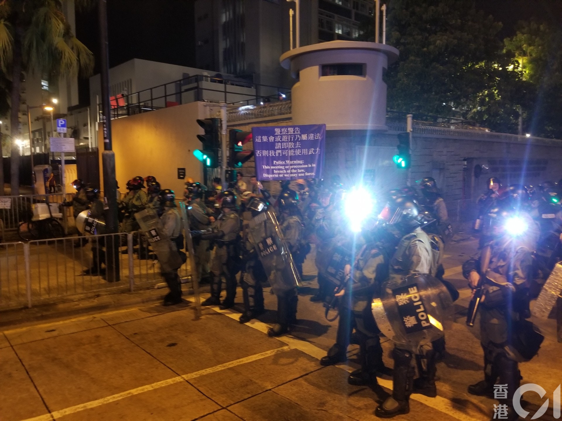 元朗警署外防暴警舉藍旗。(王譯揚攝)