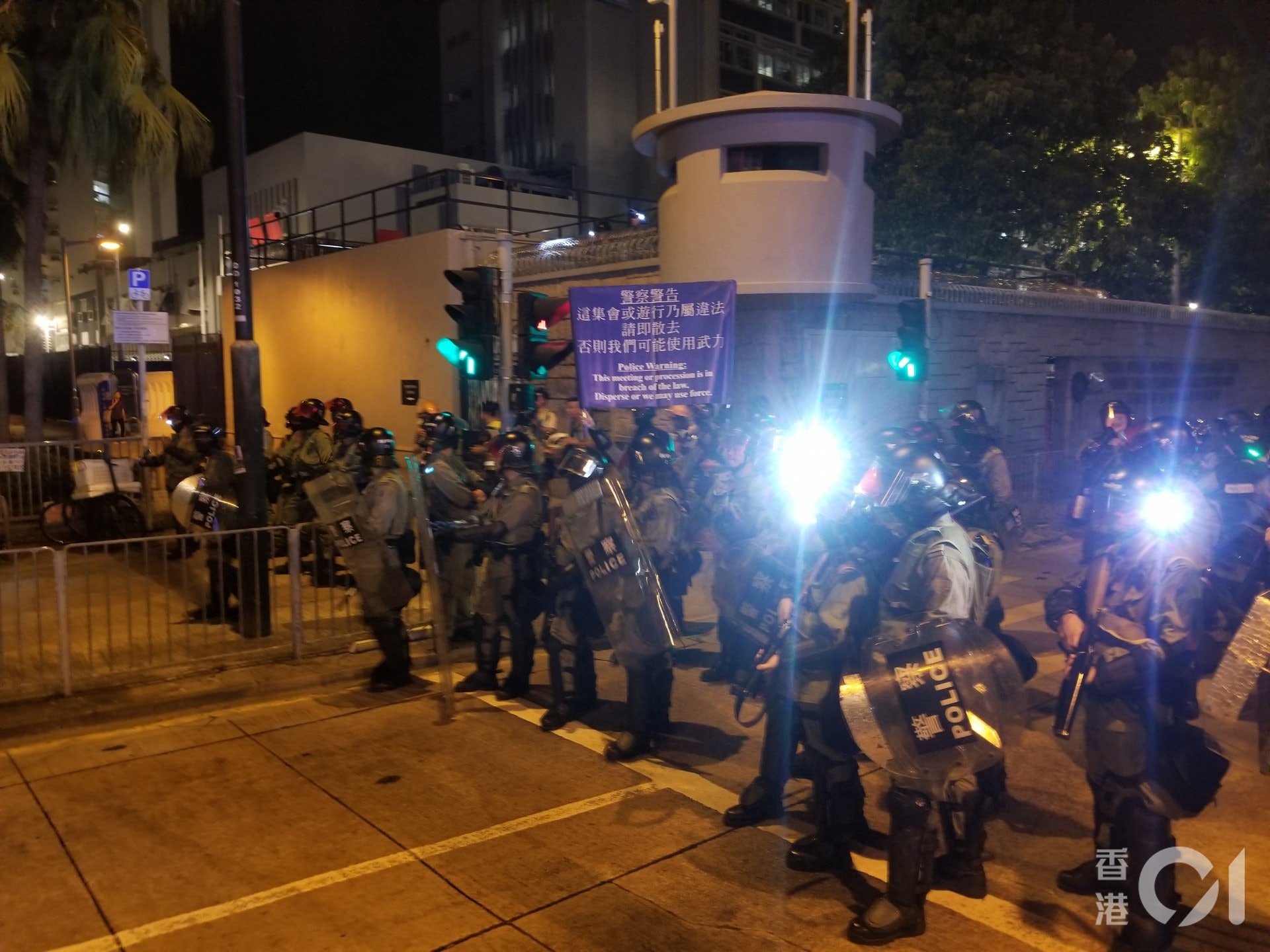 元朗警署外防暴警舉藍旗。(王譯揚攝) 元朗警署外防暴警舉藍旗。(王譯揚攝)