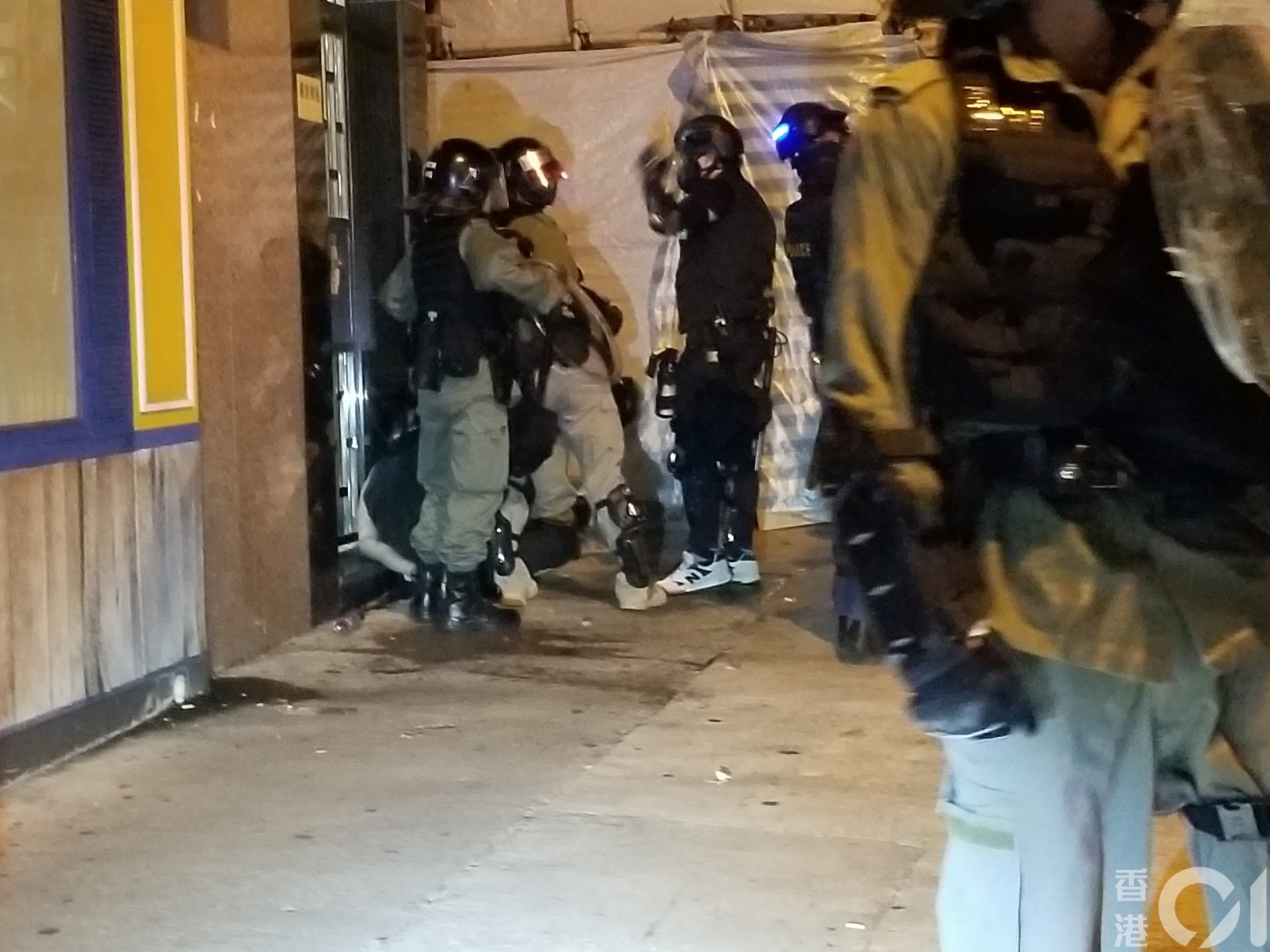 元朗一名男子被制服。(王譯揚攝)