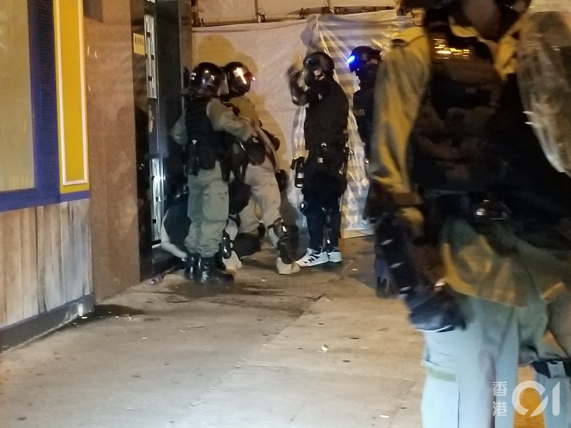 元朗一名男子被制服。(王譯揚攝) 元朗一名男子被制服。(王譯揚攝)