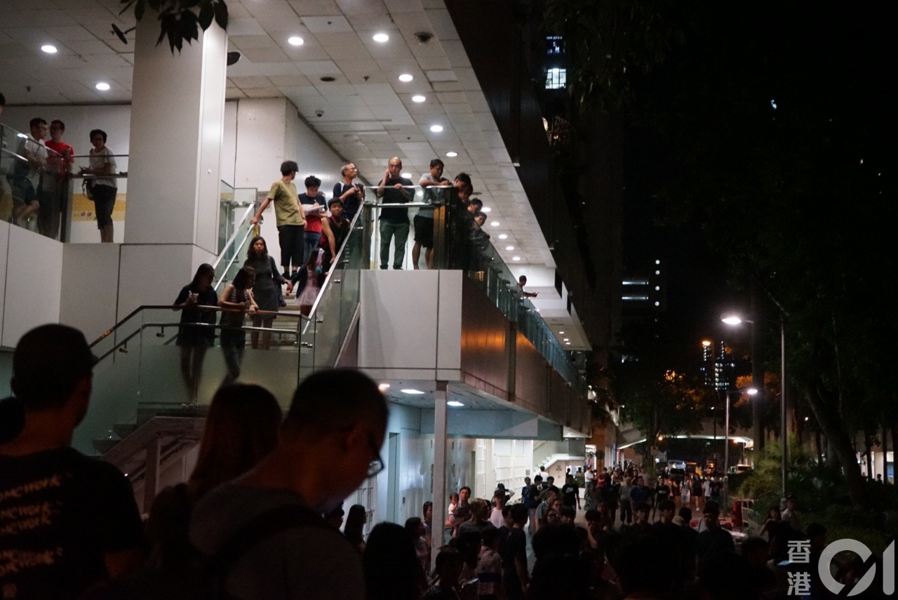 大埔超級城大批街坊不滿警方拘捕。(呂諾君攝)