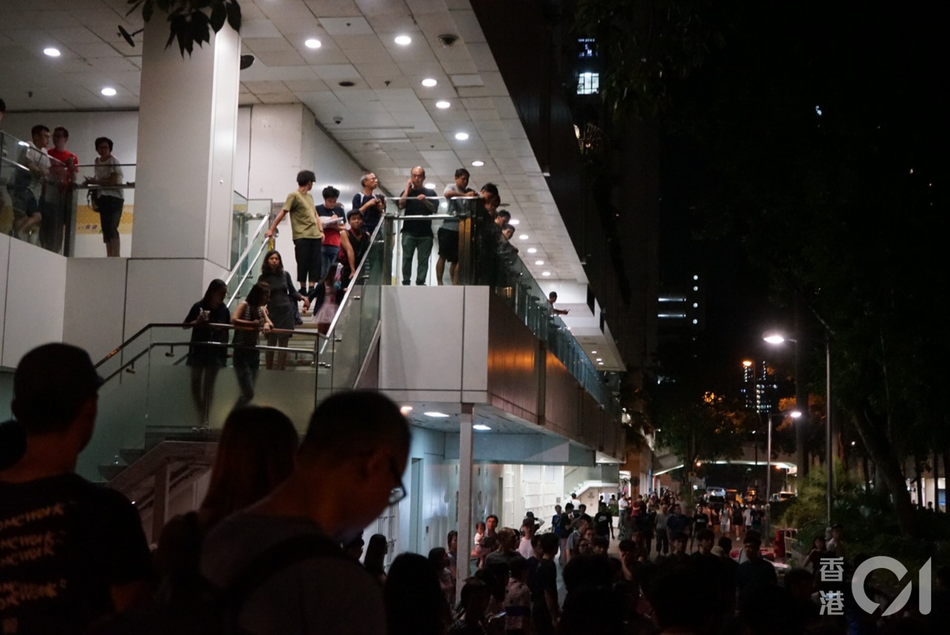 大埔超級城大批街坊不滿警方拘捕。(呂諾君攝) 大埔超級城大批街坊不滿警方拘捕。(呂諾君攝)