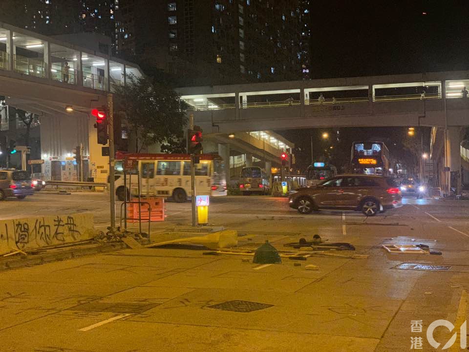 有示威者於鳳德道十字路口快閃堵路後離去。(黃桂桂攝)