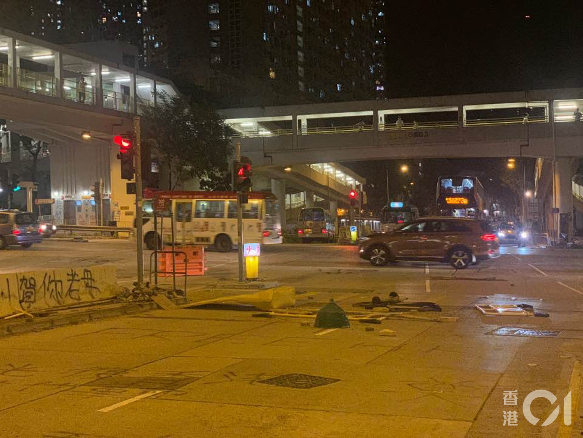 有示威者於鳳德道十字路口快閃堵路後離去。(黃桂桂攝) 有示威者於鳳德道十字路口快閃堵路後離去。(黃桂桂攝)