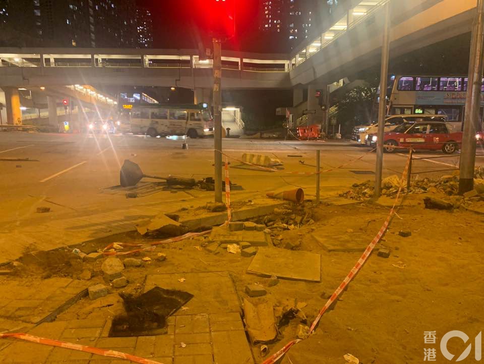 有示威者於鳳德道十字路口快閃堵路後離去。(黃桂桂攝)