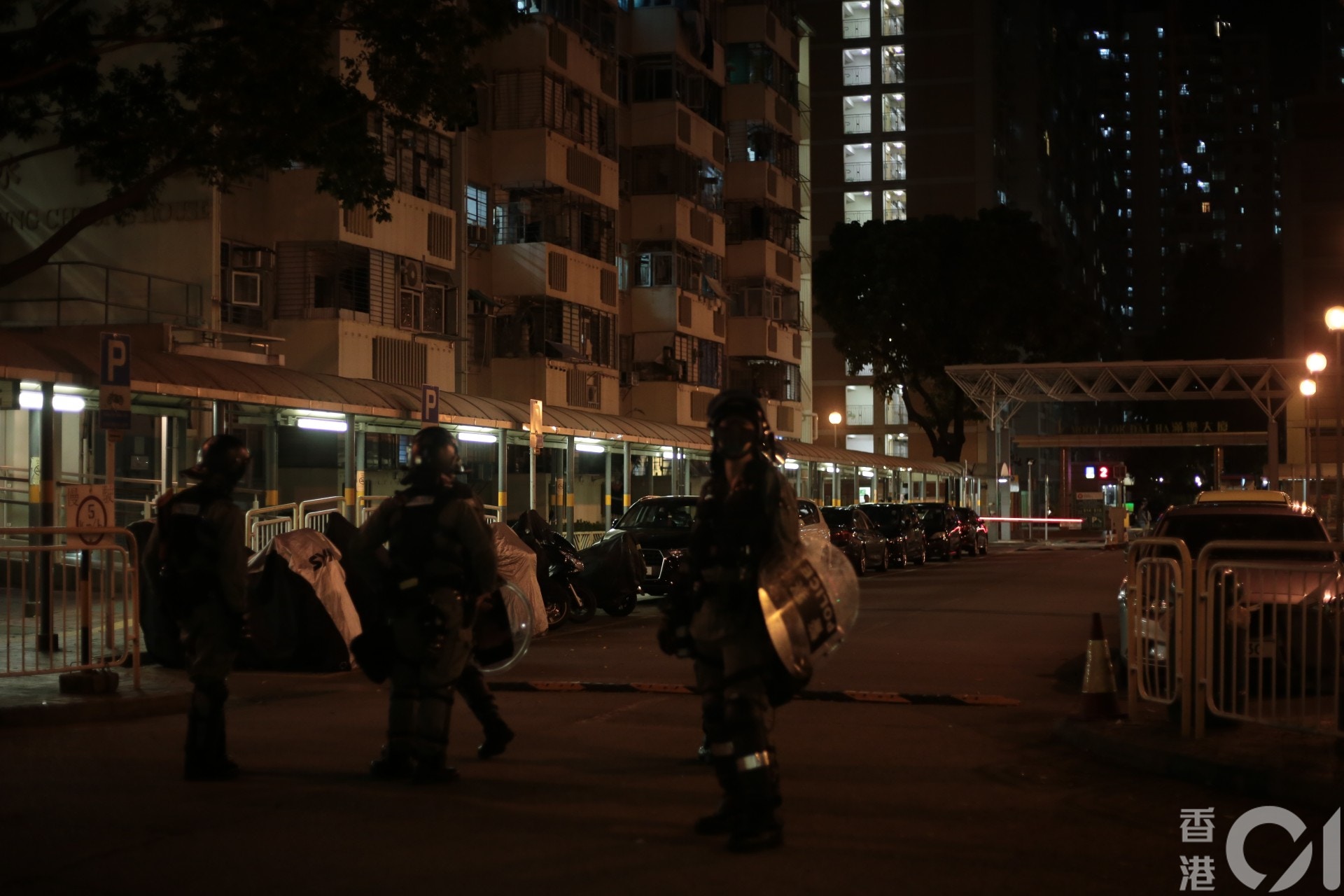 防暴警在荃灣葛兆源辦事處外調查。(余睿菁攝)