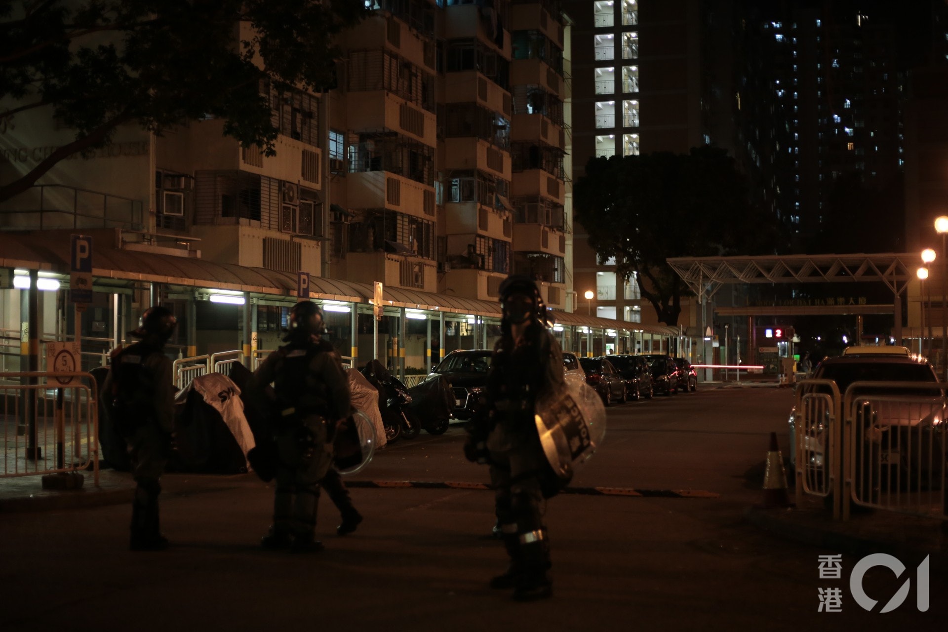 防暴警在荃灣葛兆源辦事處外調查。(余睿菁攝) 防暴警在荃灣葛兆源辦事處外調查。(余睿菁攝)