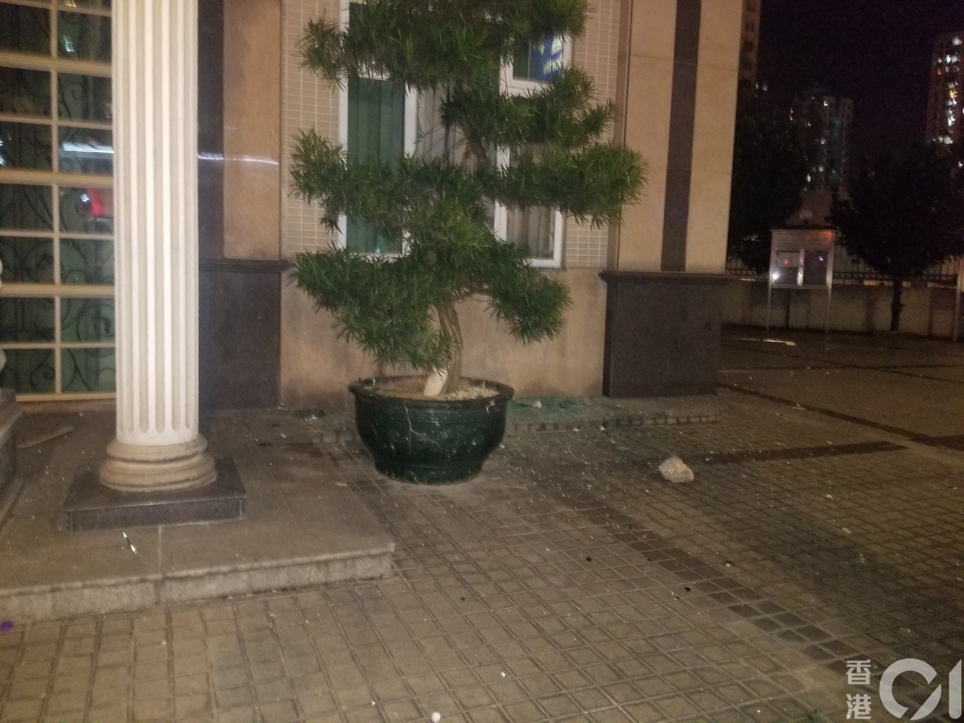 元朗十八鄉鄉委會被破壞。(王譯揚攝)