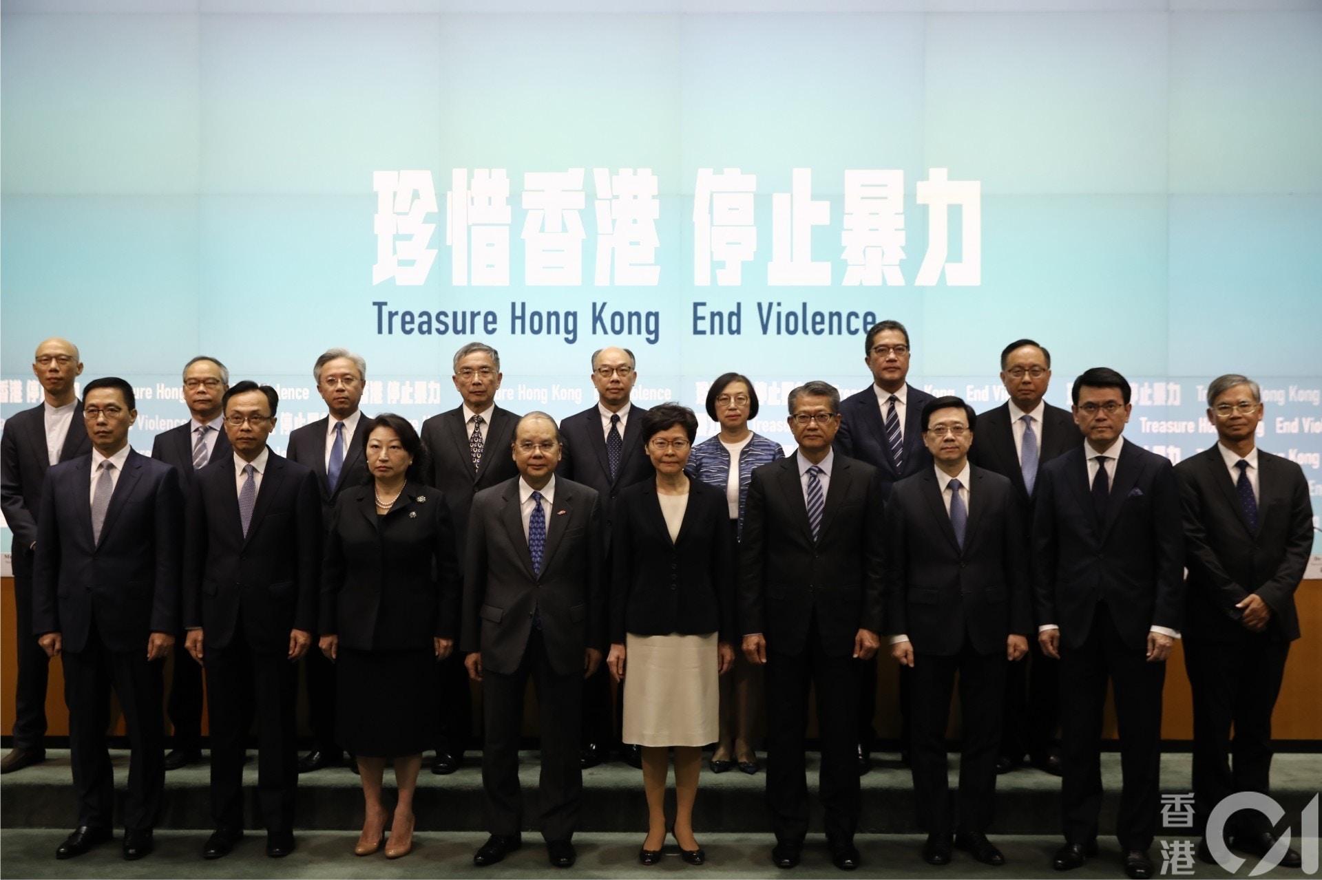 林鄭月娥（前中）上周五率領三司十三局召開記者會，公布實施《禁蒙面規例》。(資料圖片/盧翊銘攝)
