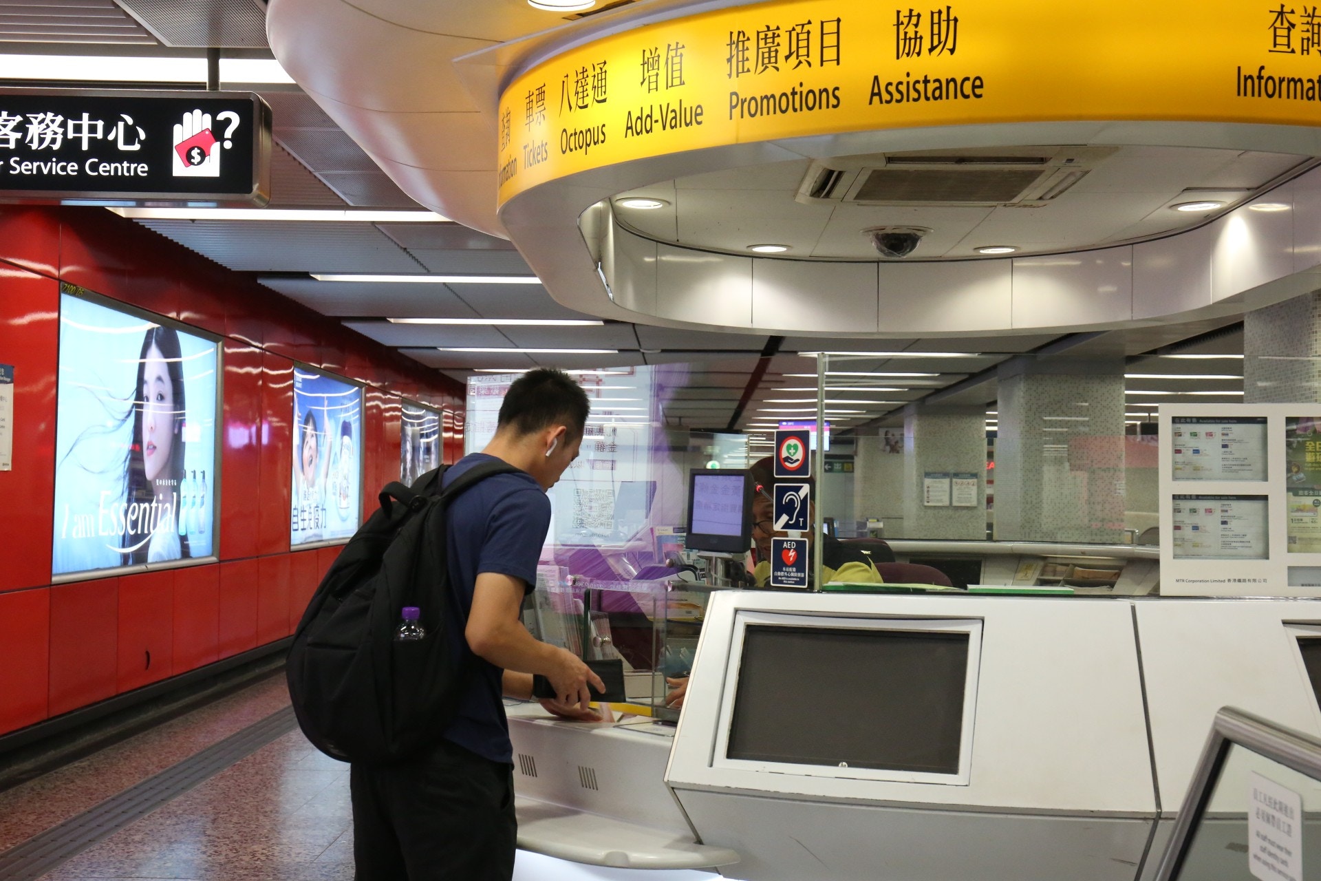 港鐵今日重開，有乘客一早前往油麻地站乘搭。（陳永武攝）