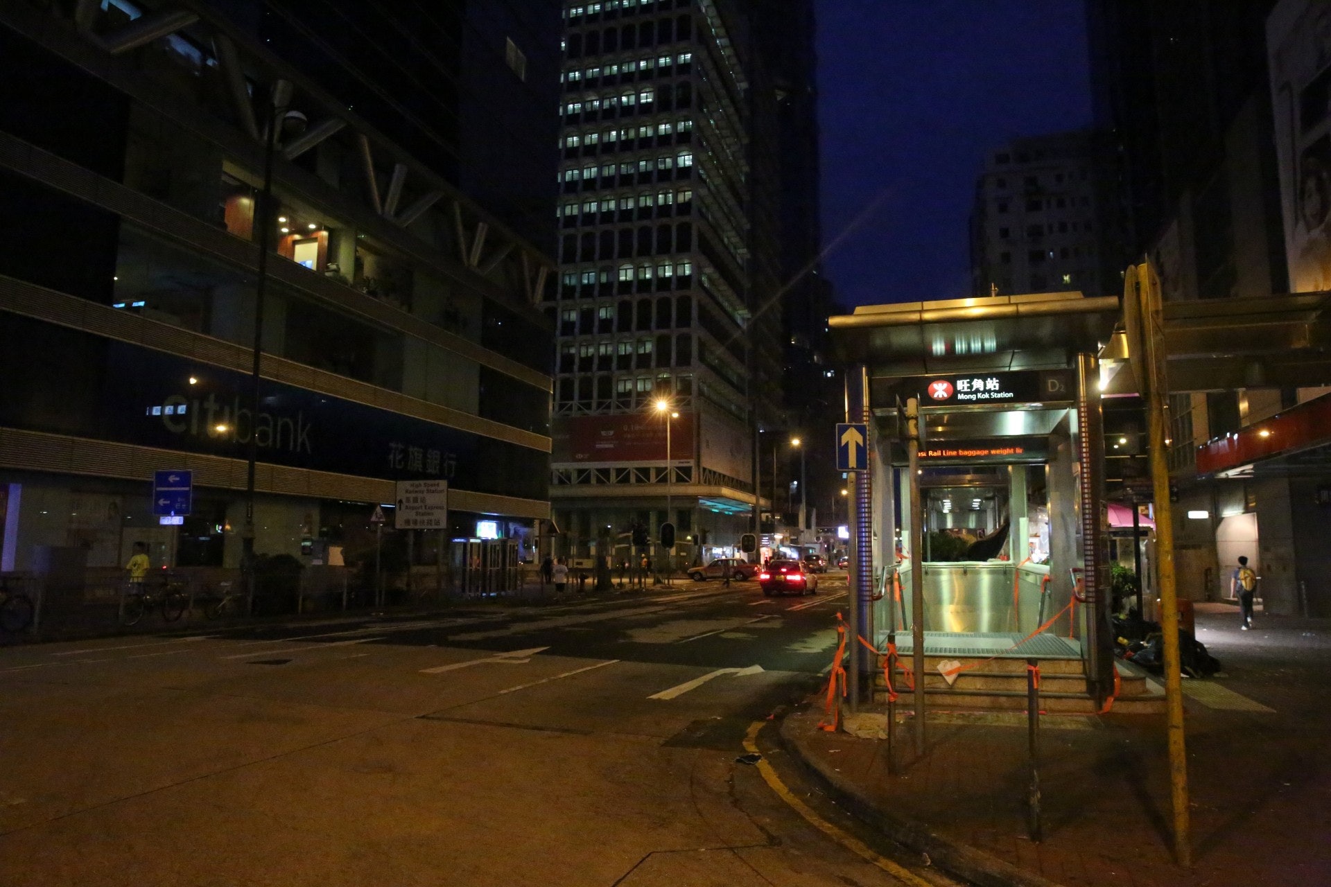 旺角站被破壞十分嚴重,仍在修復中,未知何時可重開。(賴南秋攝) 旺角站被破壞十分嚴重,仍在修復中,未知何時可重開。(賴南秋攝)