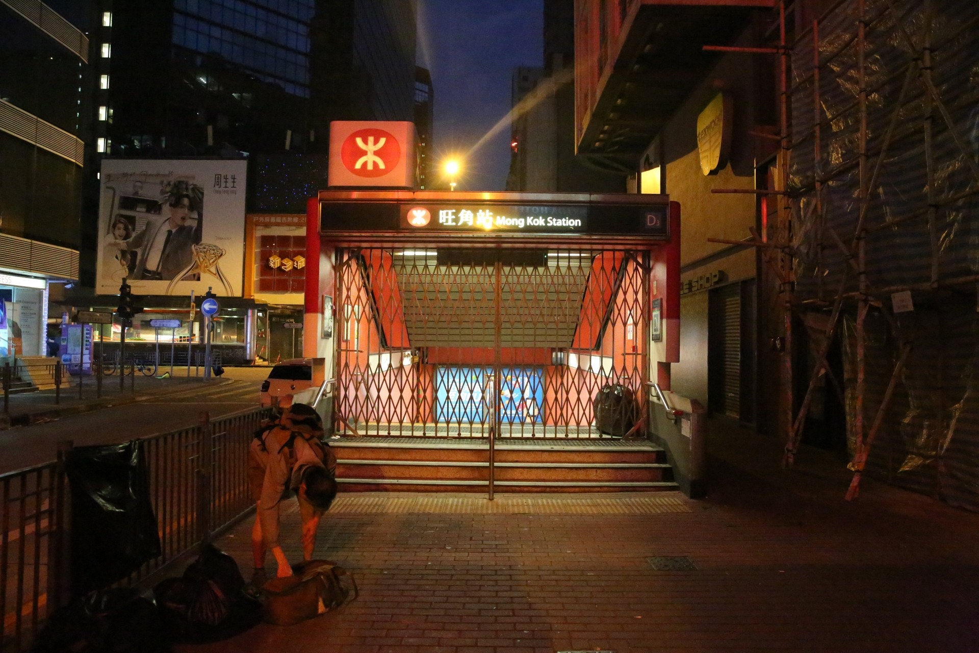 旺角站被破壞十分嚴重，仍在修復中，未知何時可重開。（賴南秋攝）