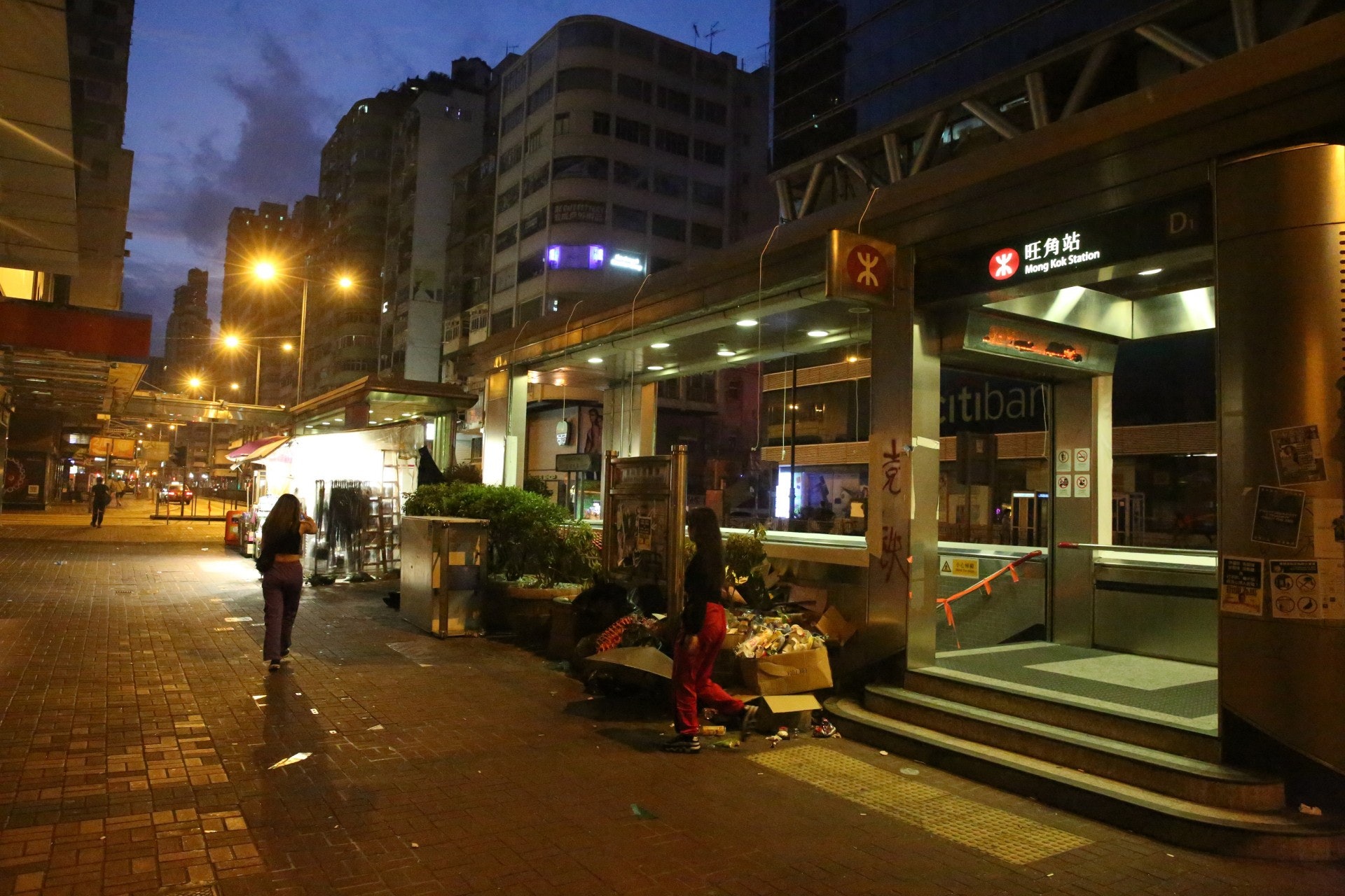 旺角站被破壞十分嚴重,仍在修復中,未知何時可重開。(賴南秋攝) 旺角站被破壞十分嚴重,仍在修復中,未知何時可重開。(賴南秋攝)