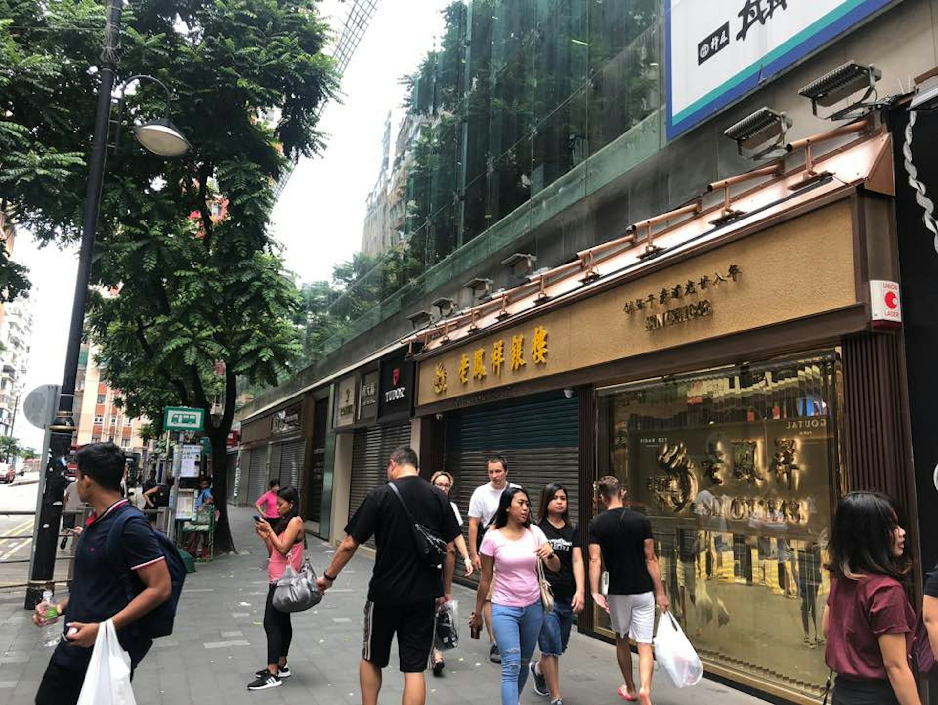 中午約12時,百德新街近九成商戶暫停營業,大部份為珠寶店及高級服裝店。(鄭榕笛攝) 中午約12時,百德新街近九成商戶暫停營業,大部份為珠寶店及高級服裝店。(鄭榕笛攝)