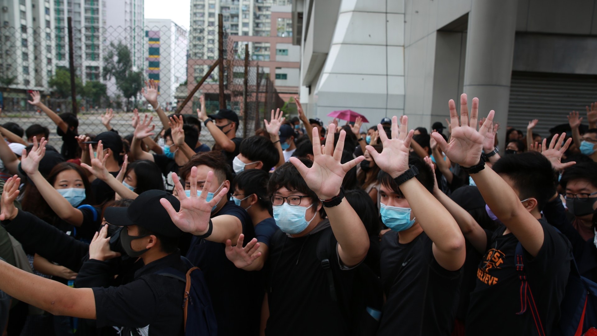 【禁蒙面法】兩男女周六凌晨涉堵路時戴口罩 成蒙面法生效後首案 【禁蒙面法】兩男女周六凌晨涉堵路時戴口罩 成蒙面法生效後首案