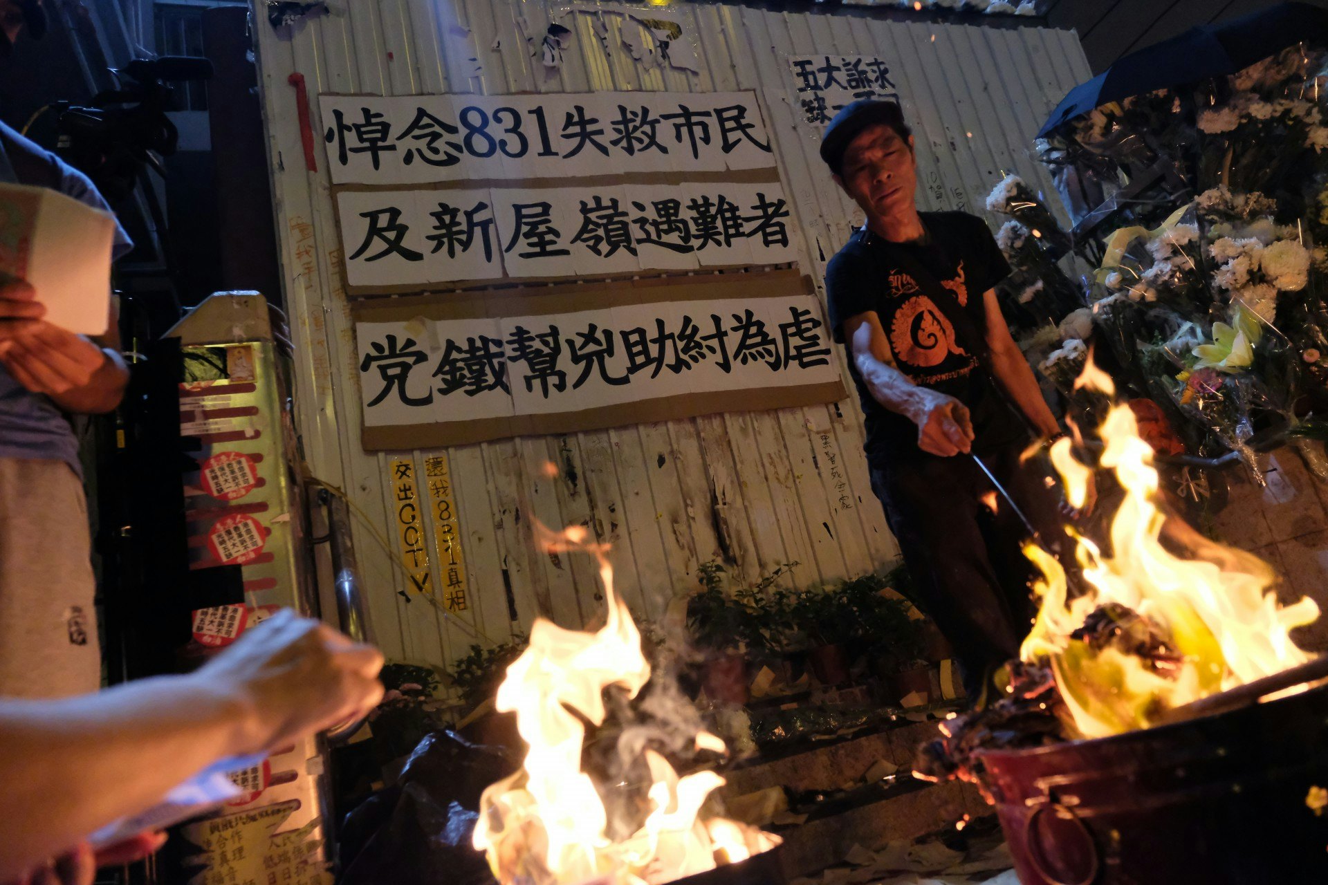 下午約7時,市民持續在太子站外獻花拜祭、燒冥紙。(歐嘉樂攝) 下午約7時,市民持續在太子站外獻花拜祭、燒冥紙。(歐嘉樂攝)