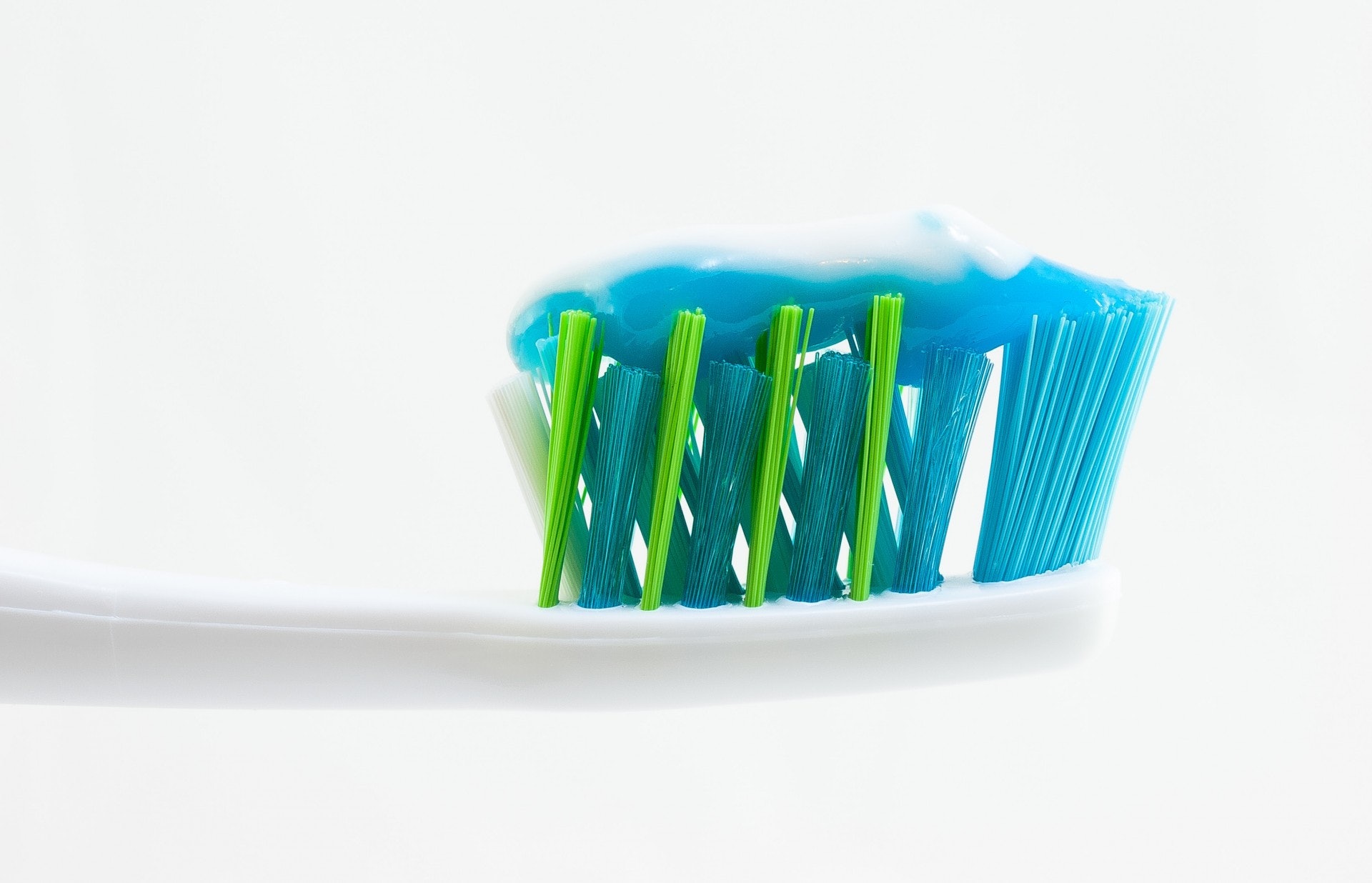 如果牙齒沒給徹底清潔，牙齦邊緣及牙齒鄰面就長期積聚牙菌膜，牙菌膜內的細菌會分泌毒素刺激牙齦，引致牙齦發炎。（william warby/unsplash）