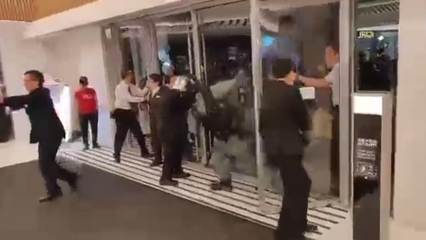 【禁蒙面法】新港城保安涉阻差辦公被捕 感謝信一小時增2000聯署 【禁蒙面法】新港城保安涉阻差辦公被捕 感謝信一小時增2000聯署