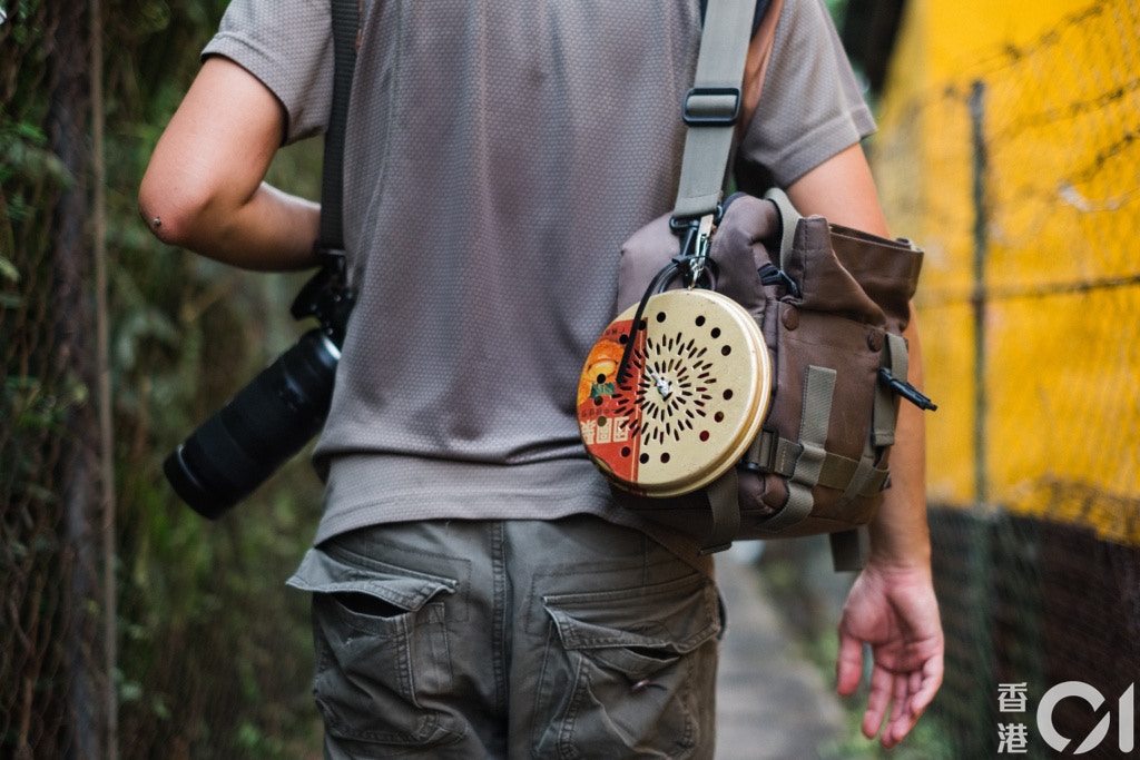 葉漢華在袋上繫上蚊香、頸上掛着一部單反相機便開始尋貓之旅。(歐嘉樂攝) 葉漢華在袋上繫上蚊香、頸上掛着一部單反相機便開始尋貓之旅。(歐嘉樂攝)
