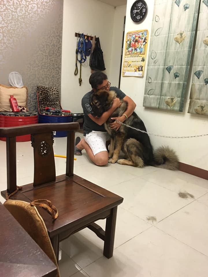 就是這張相擁圖，令蒜頭在網上爆紅。（facebook@毛手毛腳）
