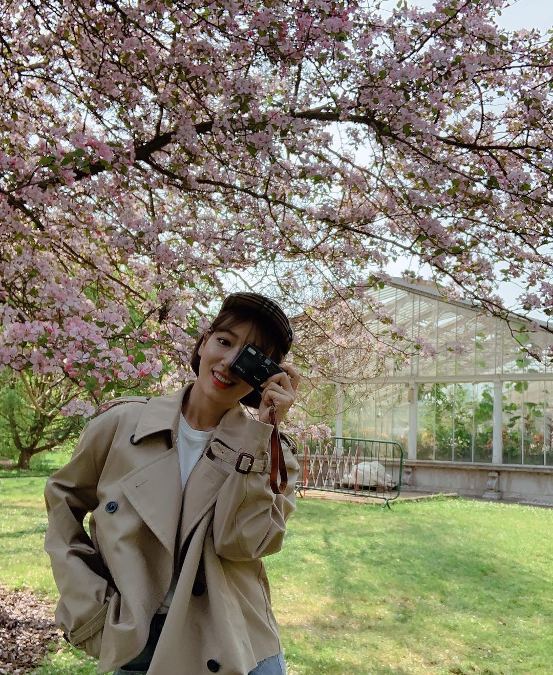 今年大熱的秋季顏色是「卡其色」，而你準備為你的衣櫃購入這色系的衣物嗎？而不少的韓星也很喜歡「卡其色」的大衣，如圖中的朴信惠  (ig@ssinz7)