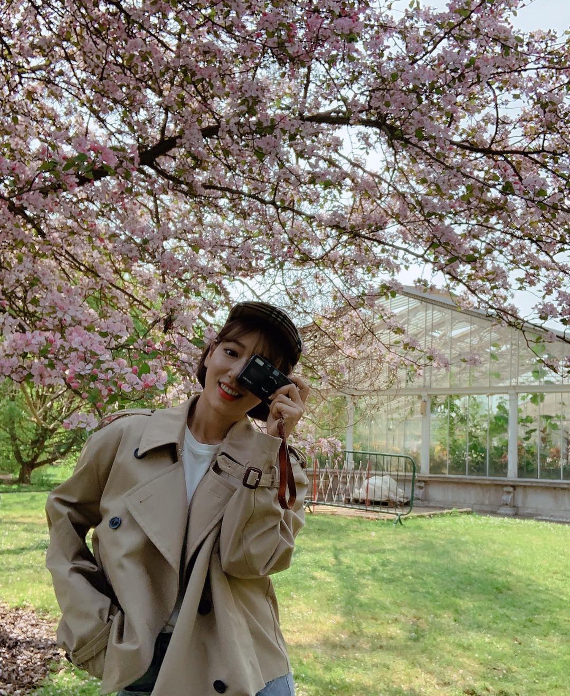 今年大熱的秋季顏色是「卡其色」,而你準備為你的衣櫃購入這色系的衣物嗎?而不少的韓星也很喜歡「卡其色」的大衣,如圖中的朴信惠 (ig@ssinz7) 今年大熱的秋季顏色是「卡其色」,而你準備為你的衣櫃購入這色系的衣物嗎?而不少的韓星也很喜歡「卡其色」的大衣,如圖中的朴信惠 (ig@ssinz7)