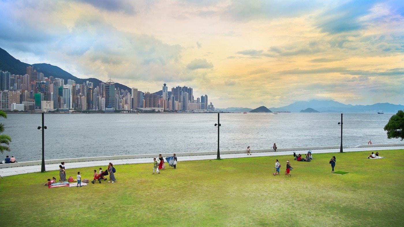 旁邊海濱長廊能飽覽維多利亞港和港島的明媚風光。（西九文化區）