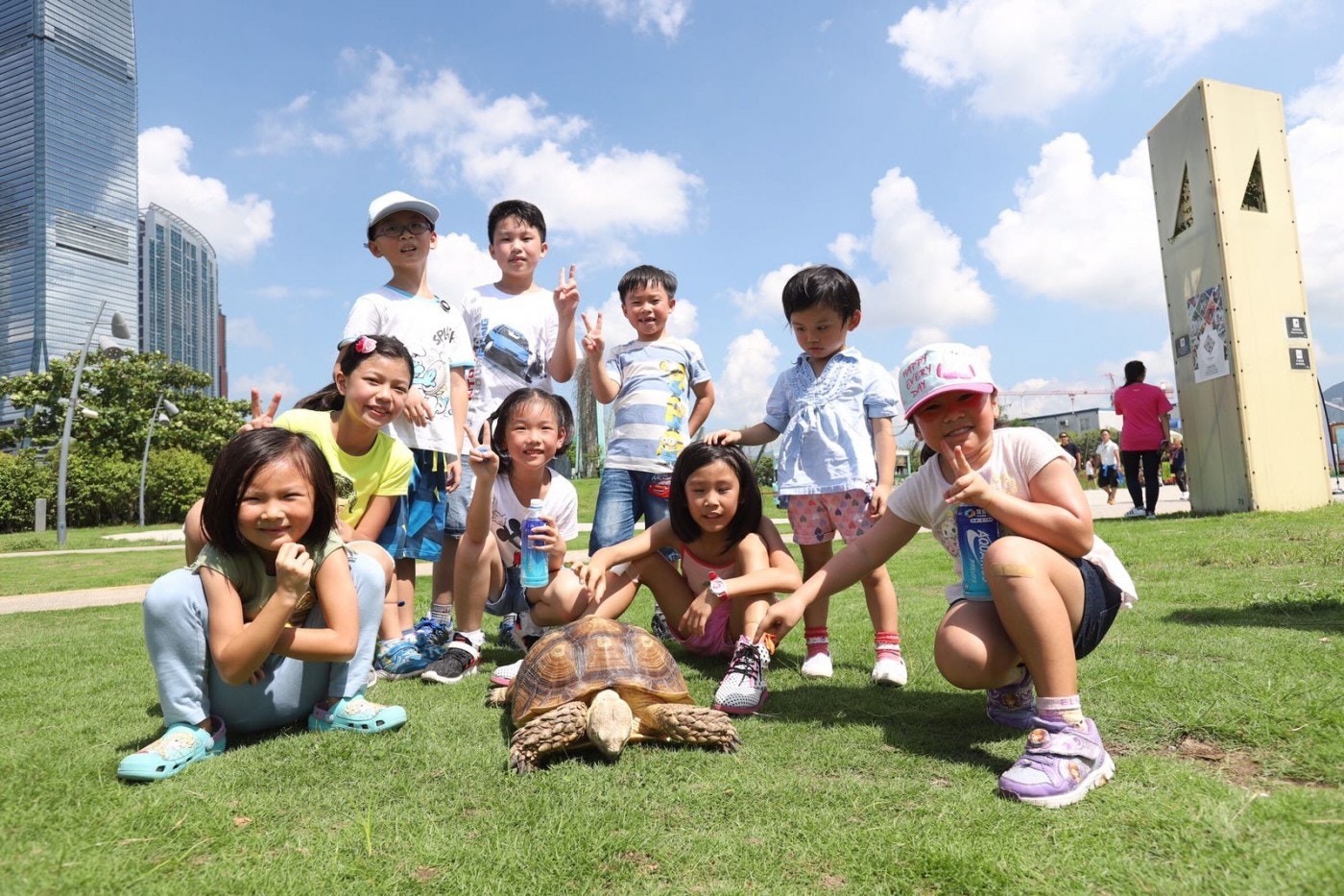 龜龜也可以在草地散步。（西九文化區）