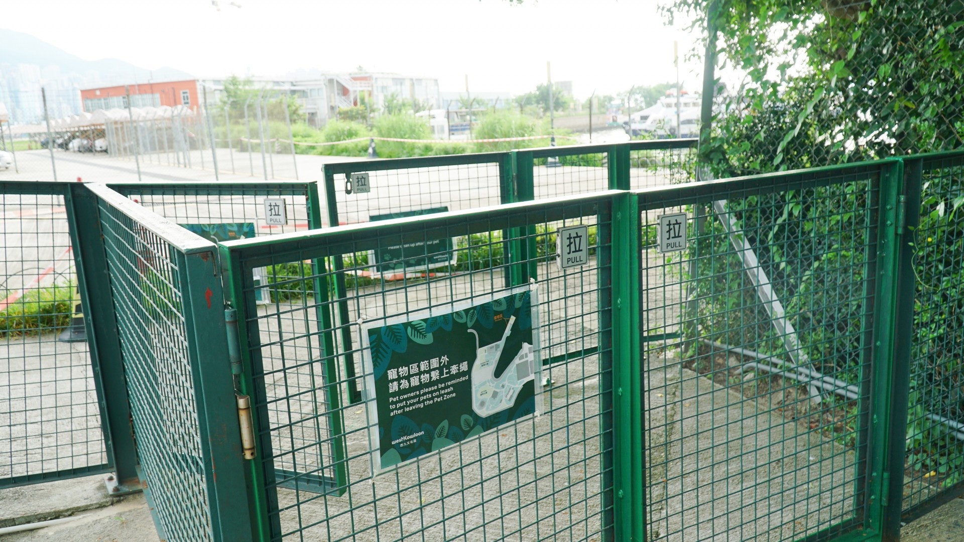 雖然寵物區採取雙閘門，不過並非每道閘門都有鎖，假如寵主出入間稍有不慎有機會令寵物走失。 （胡巧欣攝）