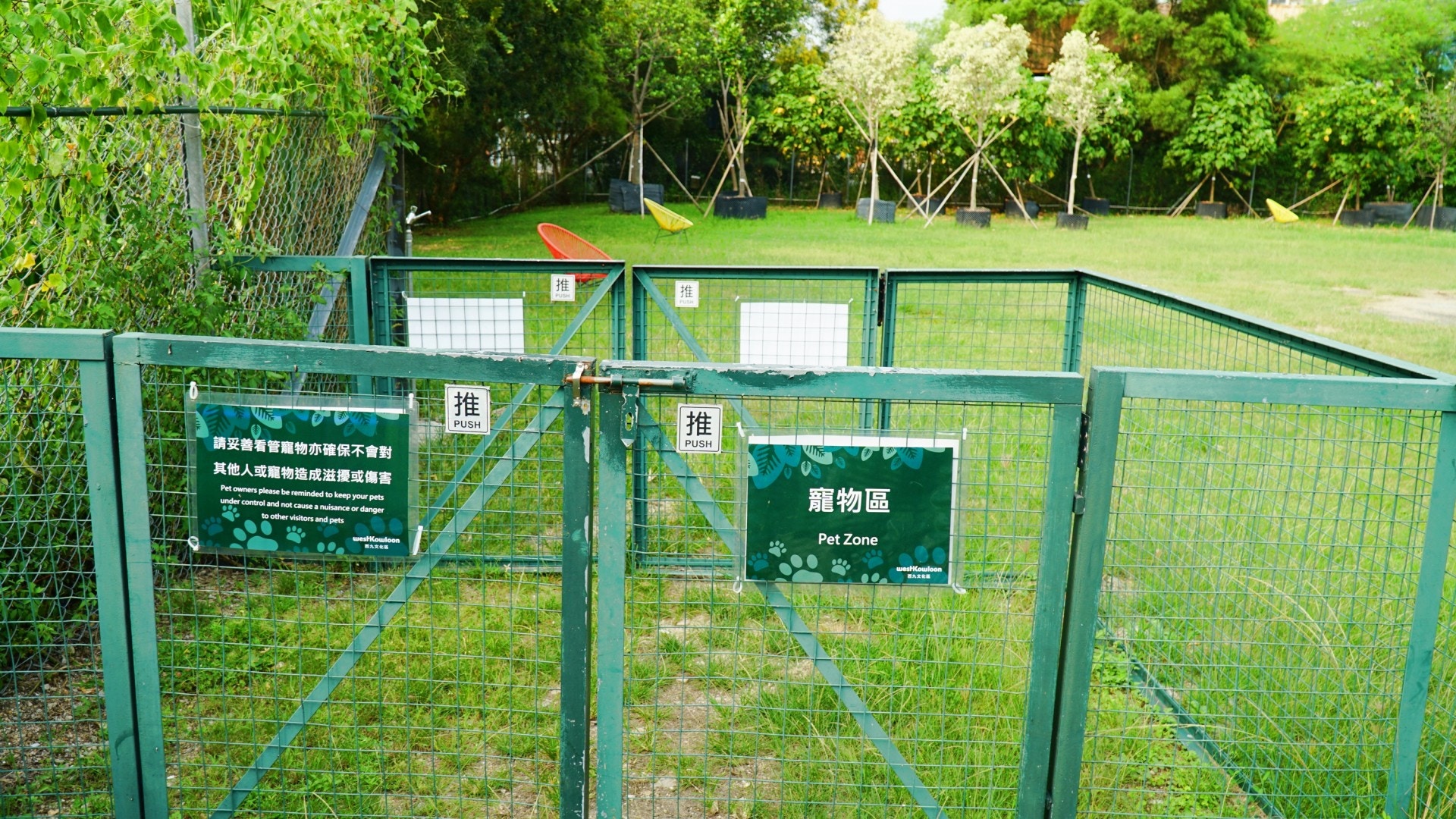 寵物區採取雙閘門。 （胡巧欣攝）
