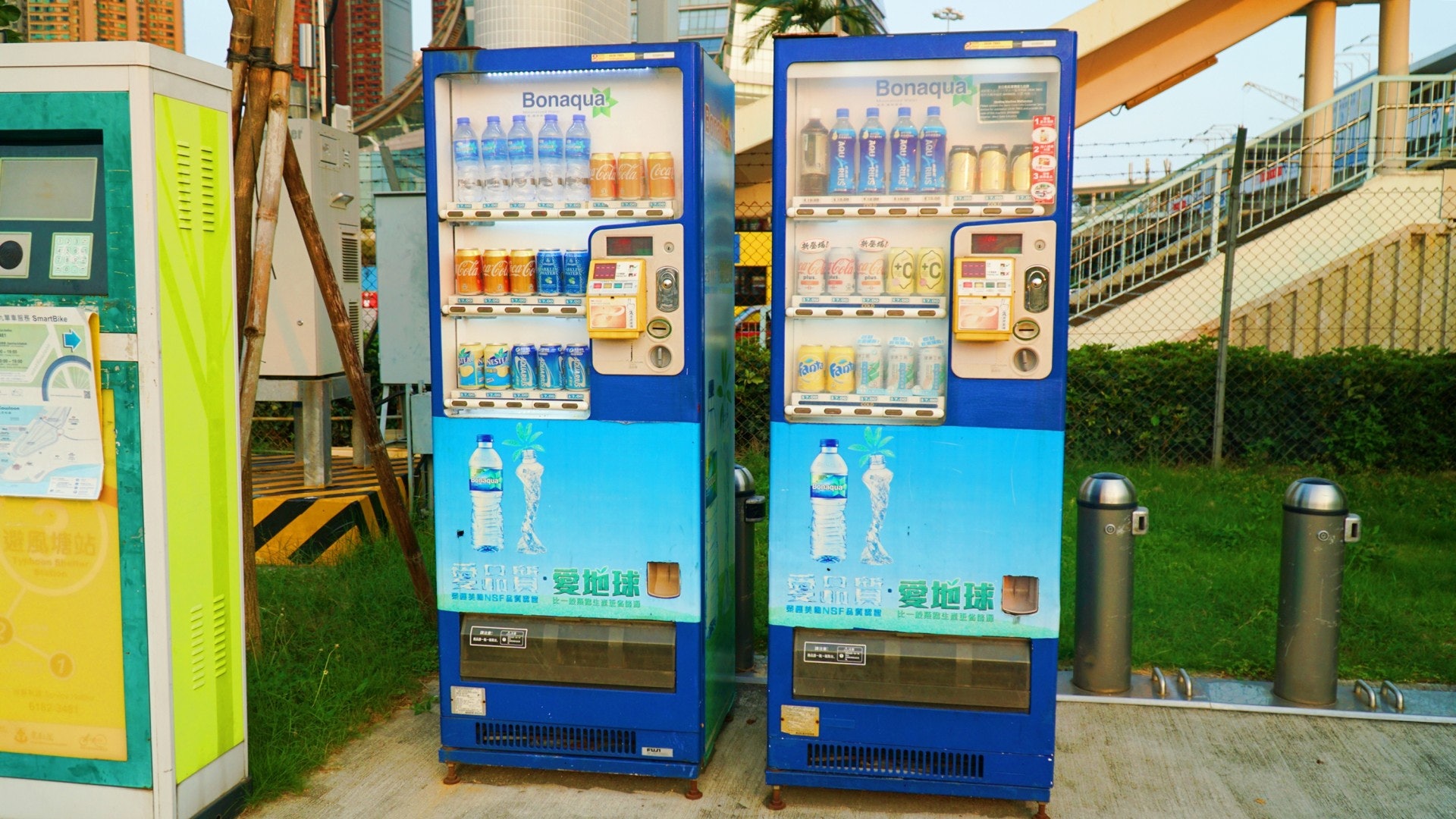 入口處已經有自動販賣機可以購買飲料。 （胡巧欣攝）