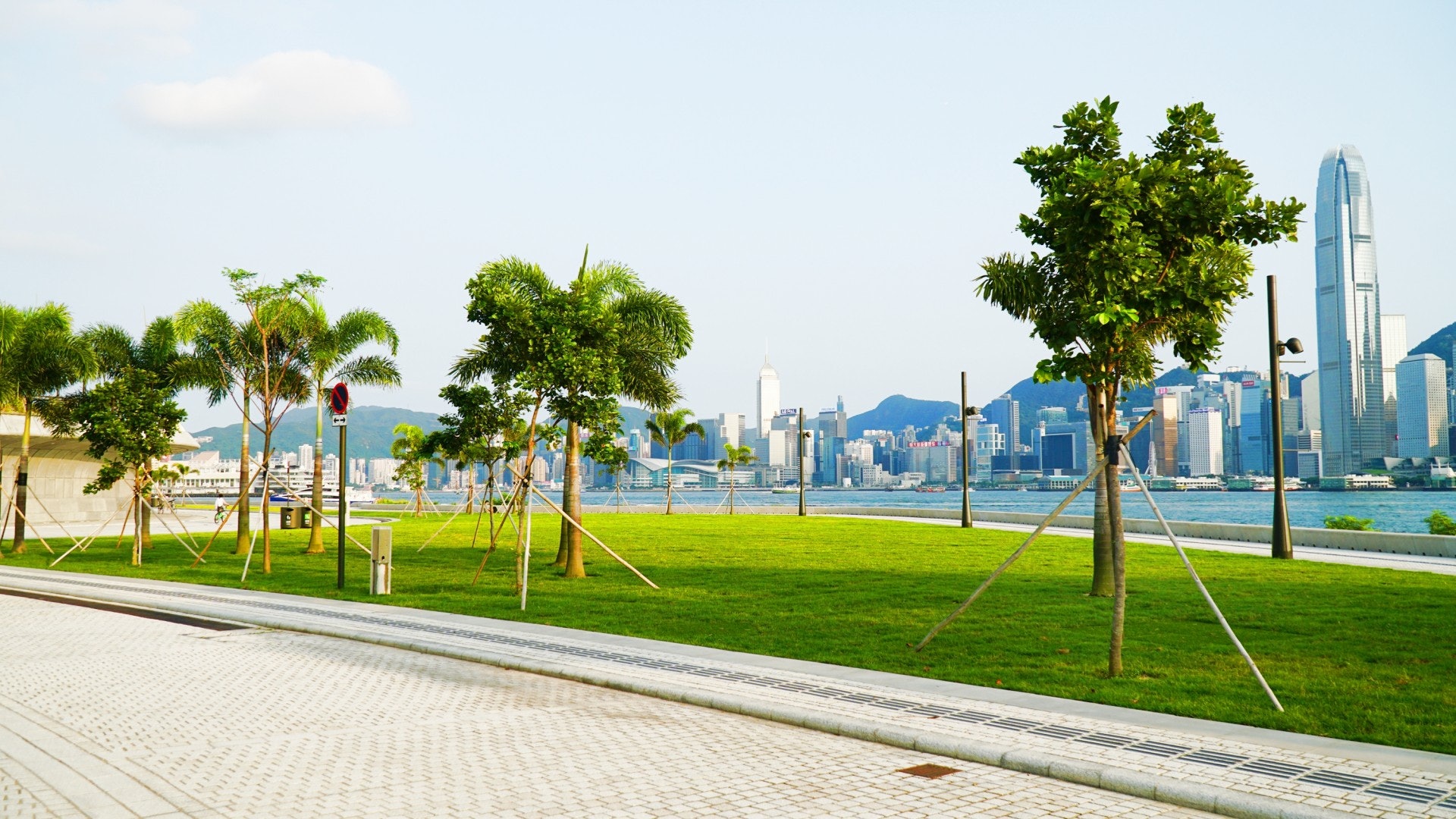 藝術公園有大片草地並能眺望海濱風景。（胡巧欣攝）