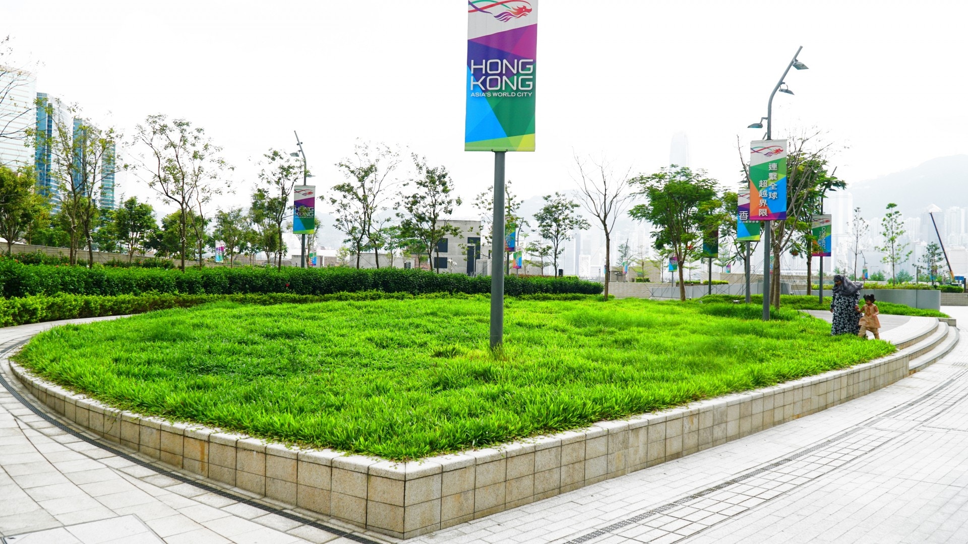 港鐵西九龍站外部份空間可供狗狗進入，惟狗主需為狗牽上狗繩，並保持環境清潔。 （胡巧欣攝）