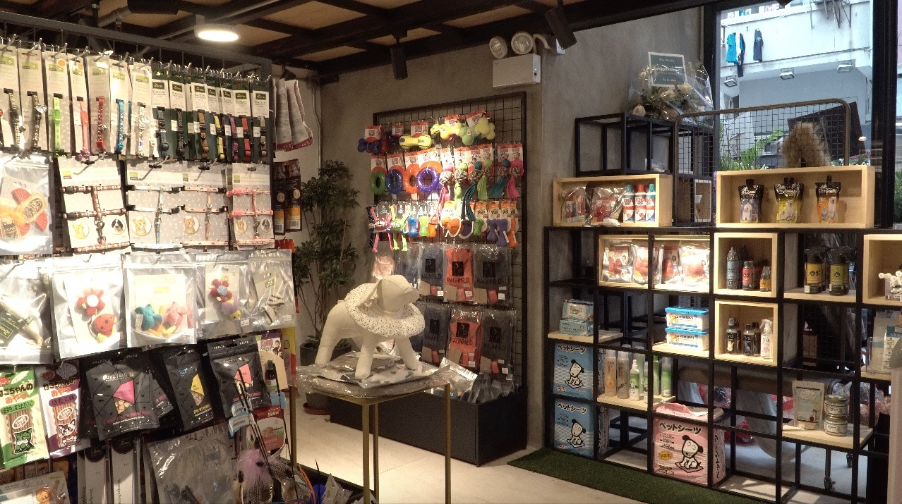 地下購物區陳列各式各樣的商品，小至零食，大至睡床也有出售。（沈敏怡攝）