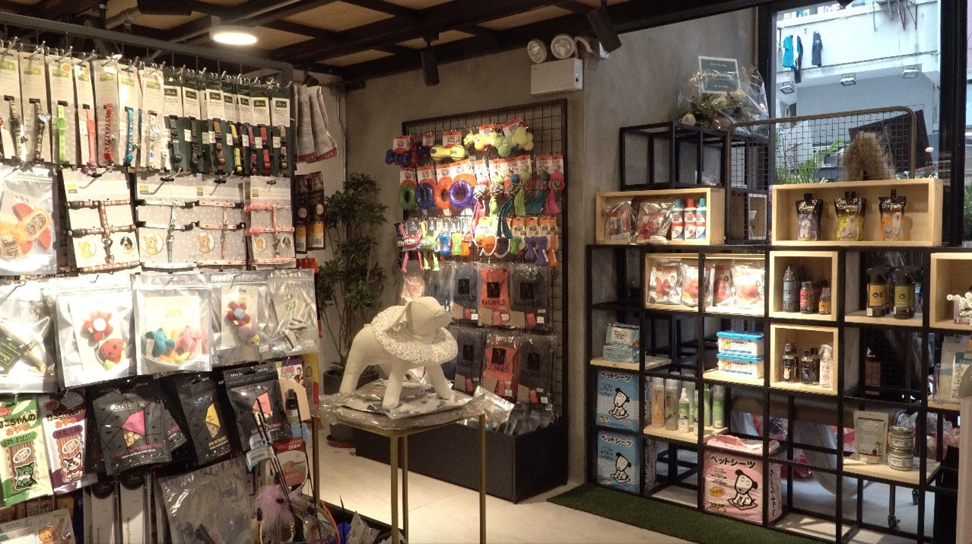 地下購物區陳列各式各樣的商品,小至零食,大至睡床也有出售。(沈敏怡攝) 地下購物區陳列各式各樣的商品,小至零食,大至睡床也有出售。(沈敏怡攝)