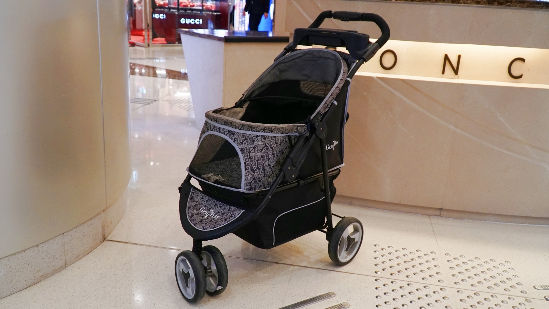 圓方有寵物車可供租借。 （胡巧欣攝）